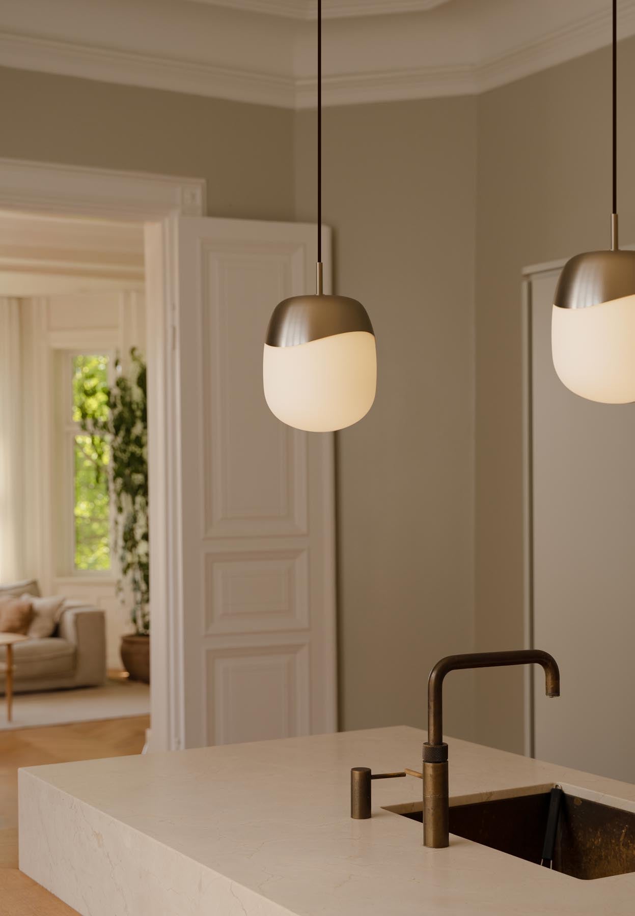 Elegante Spring Pendellampe von Umage, die modernes Design und warmes Licht vereint, ideal für stilvolle Wohnräume.