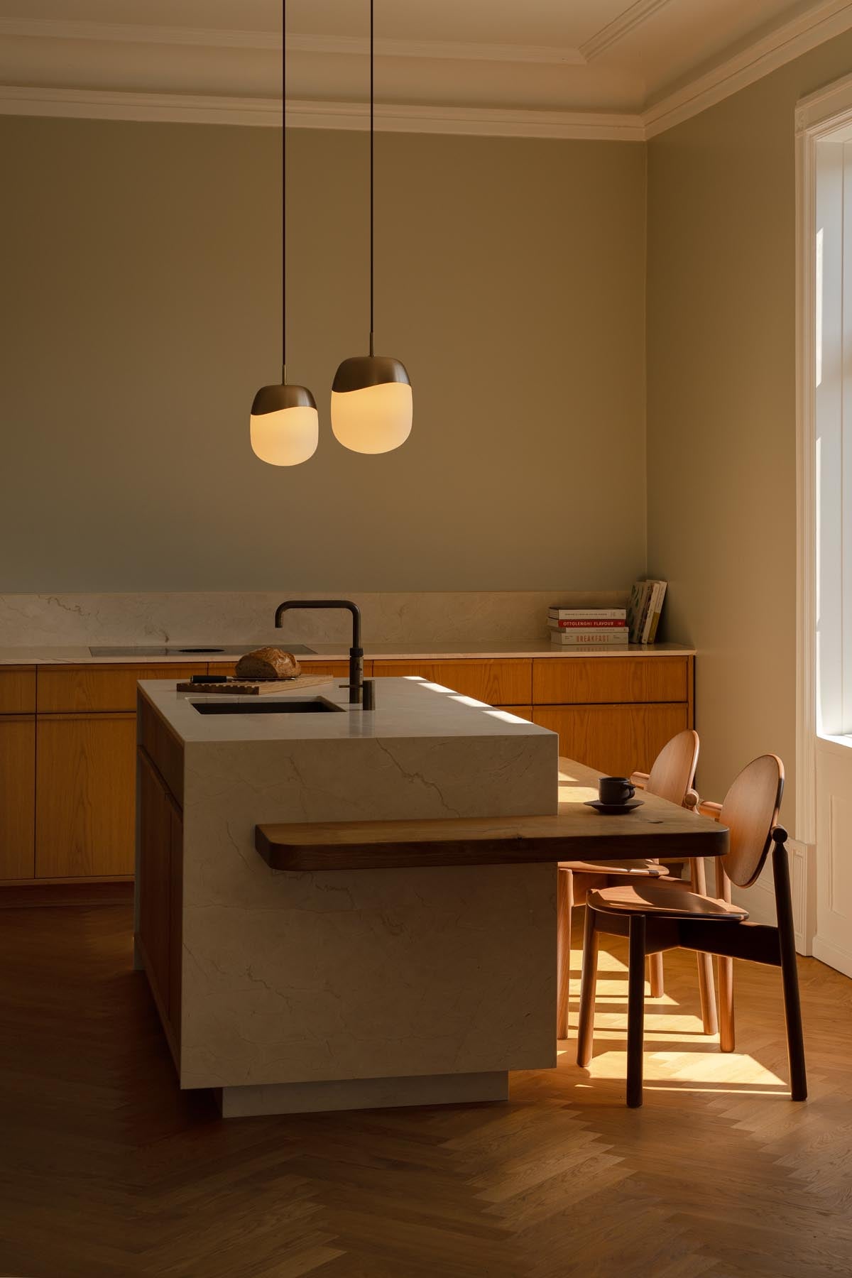 Moderne Pendelleuchte "Spring" von Umage, die mit ihrem skulpturalen Design und sanften Lichtakzenten jeden Raum aufwertet.