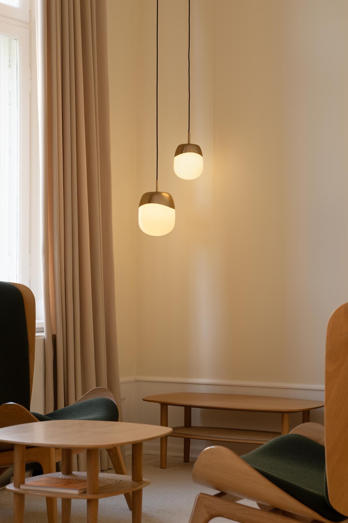 Elegante Pendellampe "Spring" von Umage, die durch ihr einzigartiges, skulpturales Design und warmes Licht eine stilvolle Atmosphäre schafft.