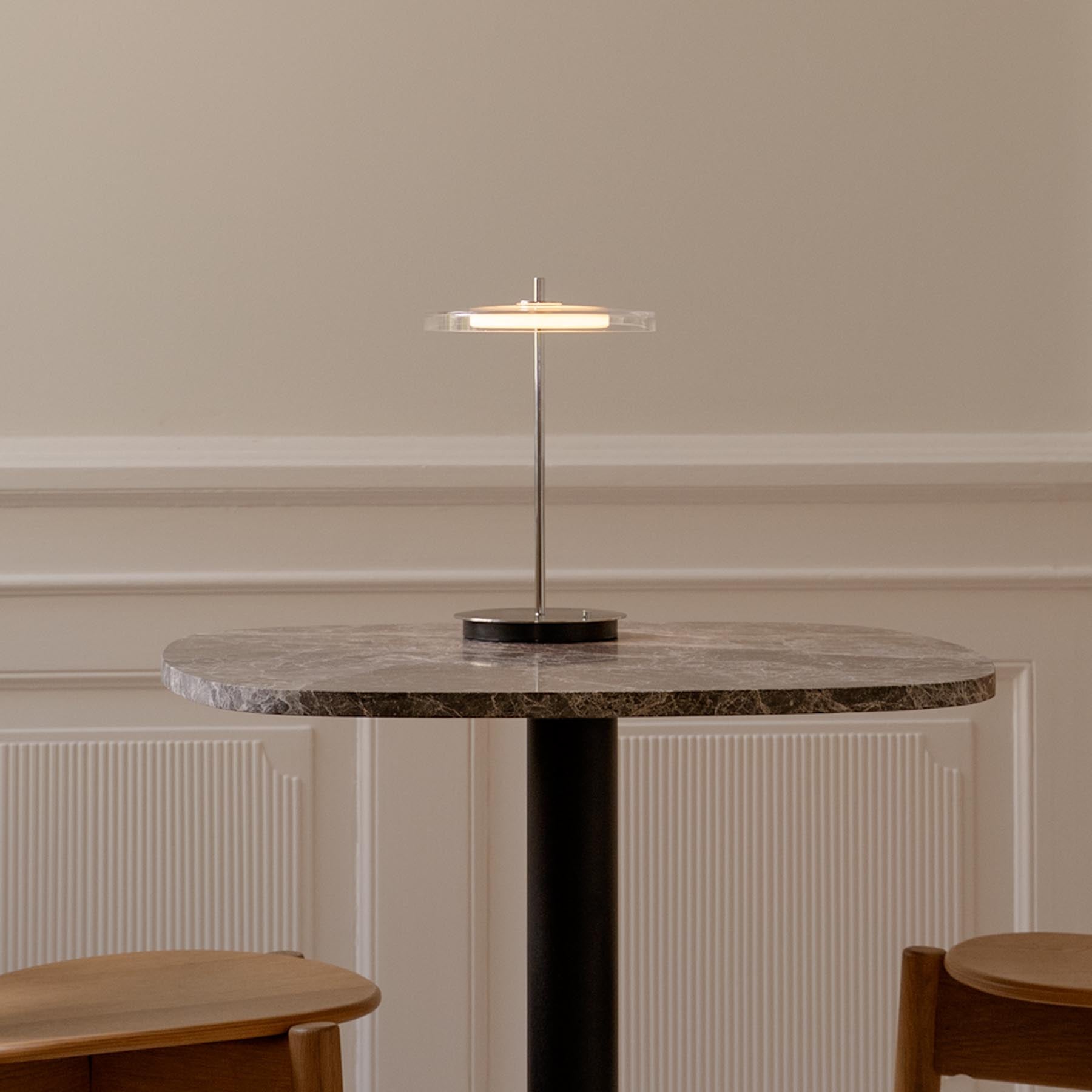 Elegante Asteria Glass Move Tischleuchte von Umage, vereint zeitloses Design mit hochwertiger Verarbeitung für ein stilvolles Ambiente.