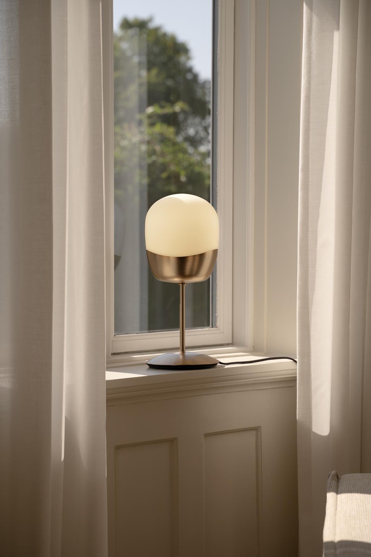 Spring Tischlampe in Brass präsentiert im Onlineshop von KAQTU Design AG. Tischleuchte ist von Umage