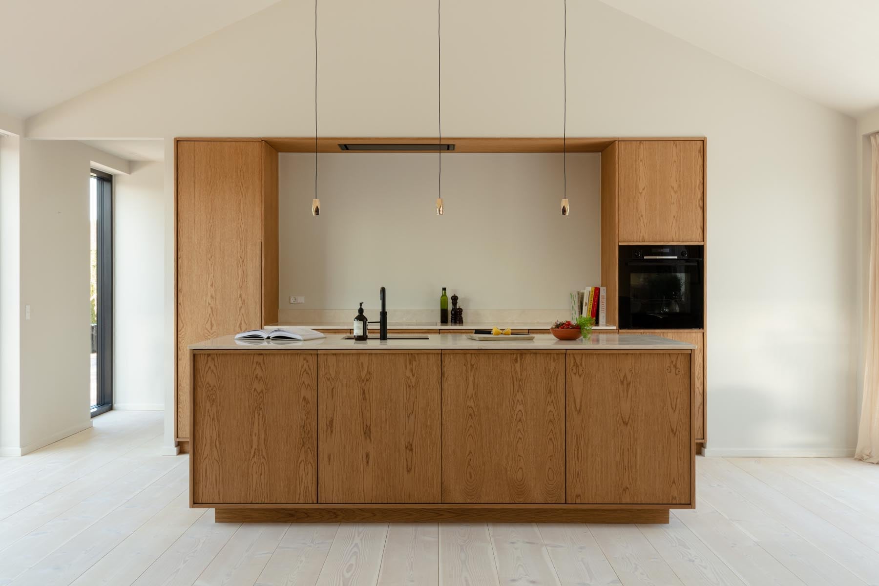 Stilvoller Lampenschirm Brighter Days von Umage in einzigartiger Penta-Form, perfekt für gemütliche Atmosphäre und zeitgemäße Einrichtung.