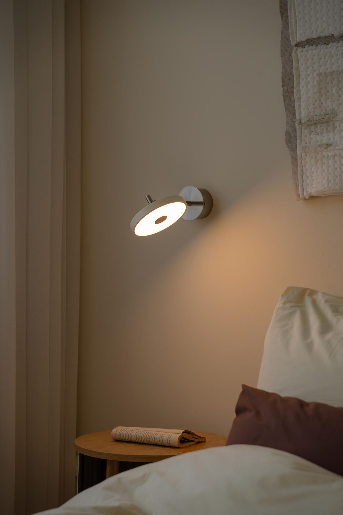 Moderne Asteria Wandleuchte short Hardwired von Umage in zartem Mist, perfekt für eine geschmackvolle Raumgestaltung und stimmungsvolle Beleuchtung.