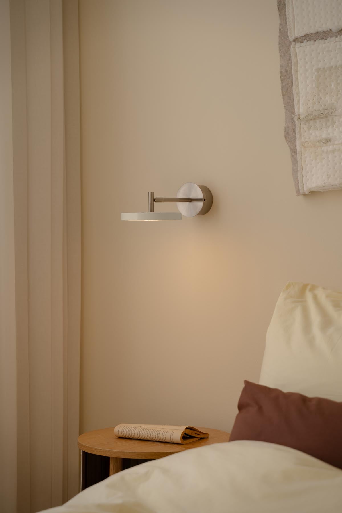 Elegante Asteria Wandleuchte short Hardwired von Umage in sanftem Mist, ideal für stilvolle Akzente und gemütliche Lichtstimmungen.