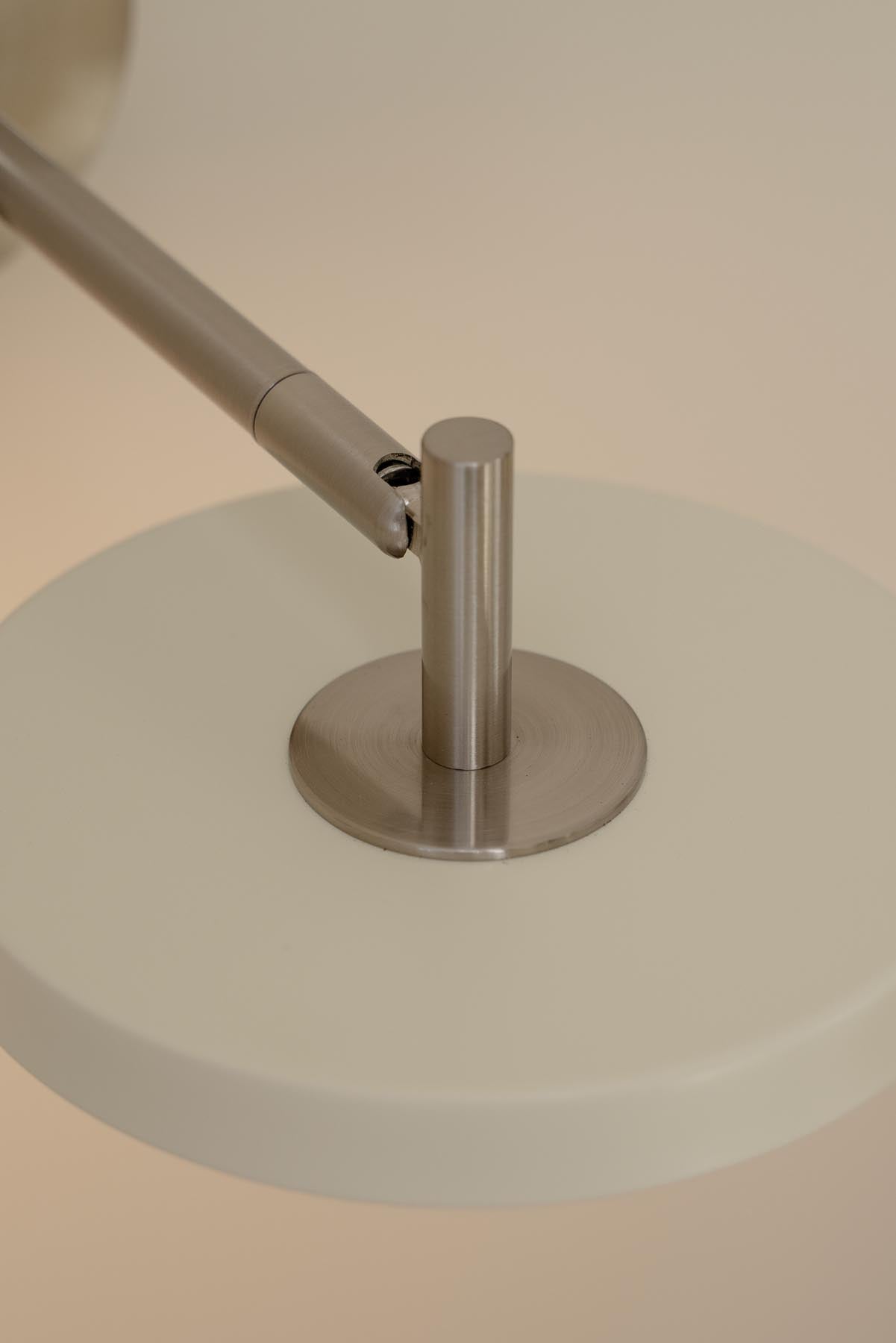 Moderne Asteria Wandleuchte short Hardwired von Umage in zartem Mist, perfekt für eine stilvolle Raumgestaltung und angenehme Beleuchtung.