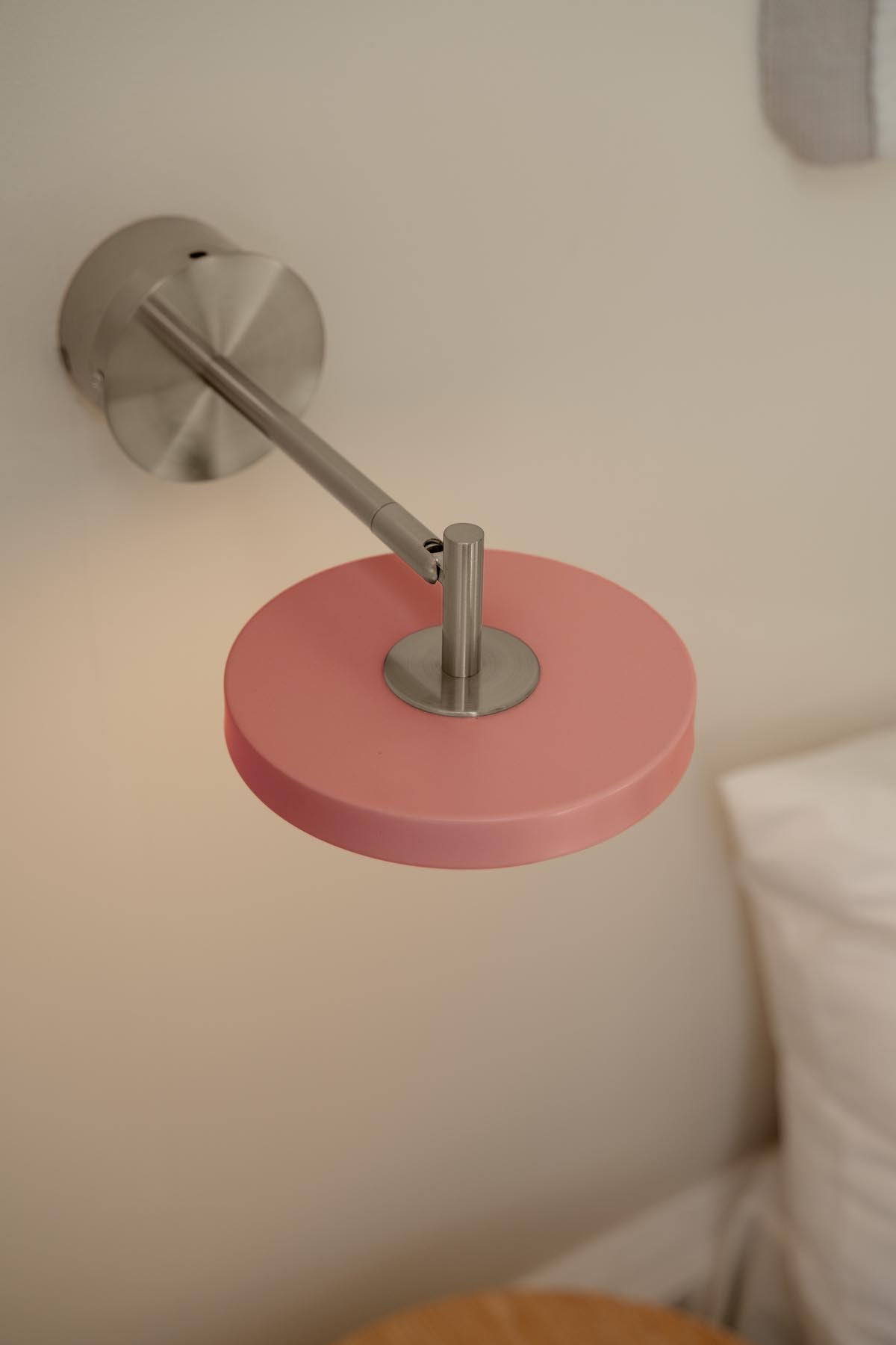 Asteria Wandleuchte short Hardwired in Nuance Rose präsentiert im Onlineshop von KAQTU Design AG. Wandleuchte ist von Umage