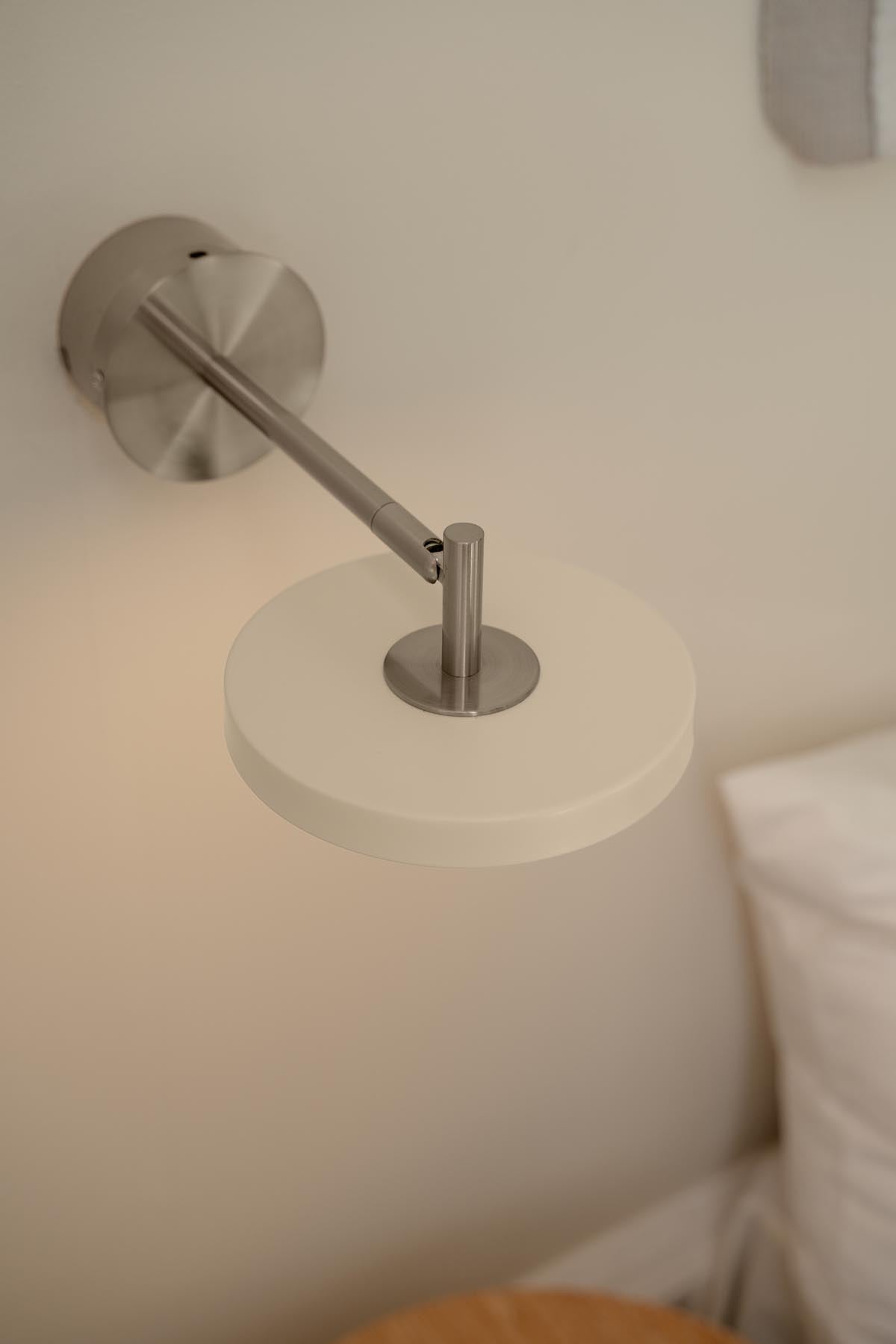Elegante Asteria Wandleuchte short Hardwired in Pearl White, ideal für stilvolle Akzente in jedem Raum, von Umage.