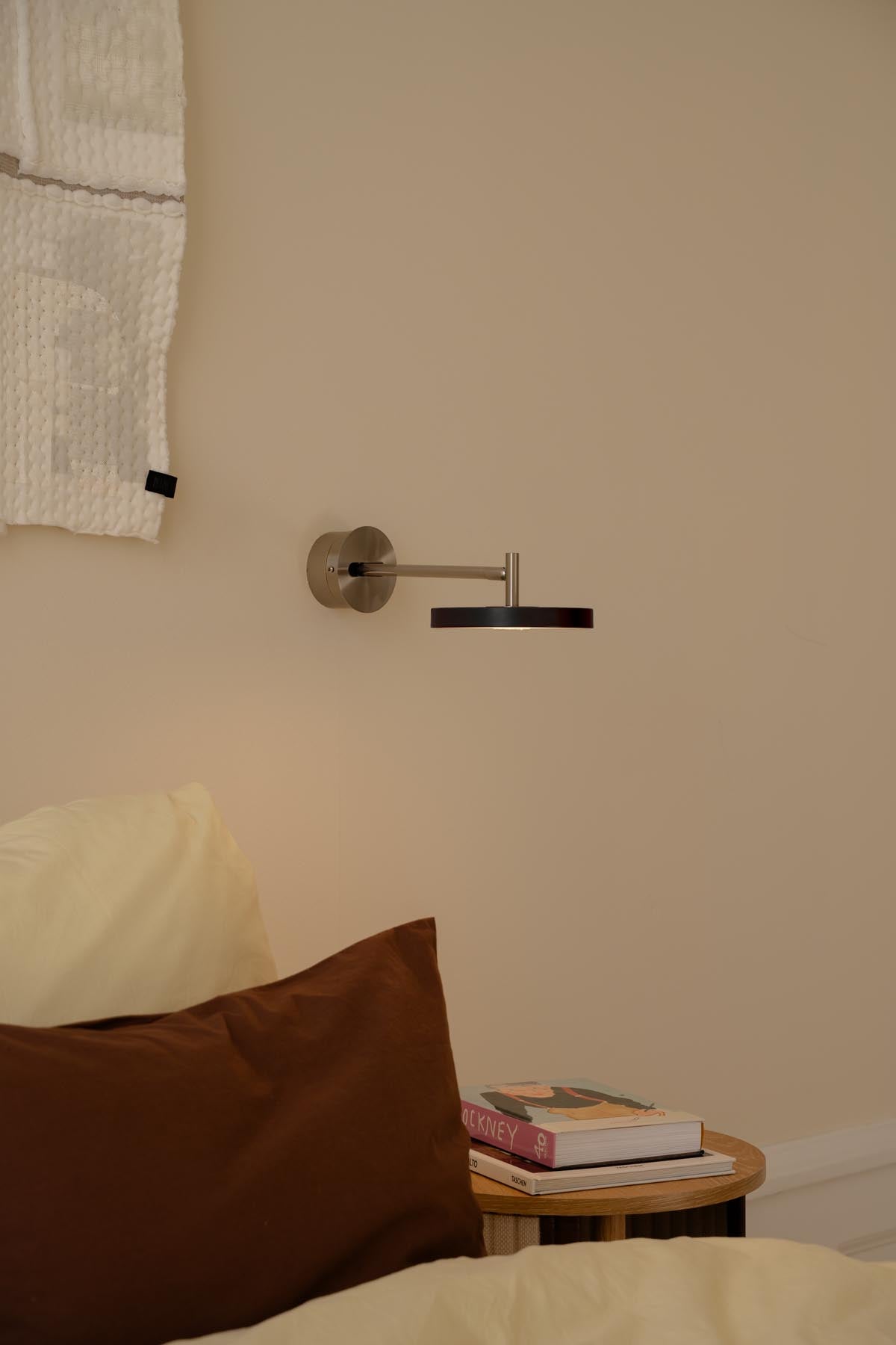 Asteria Wandleuchte long Hardwired in Black präsentiert im Onlineshop von KAQTU Design AG. Wandleuchte ist von Umage