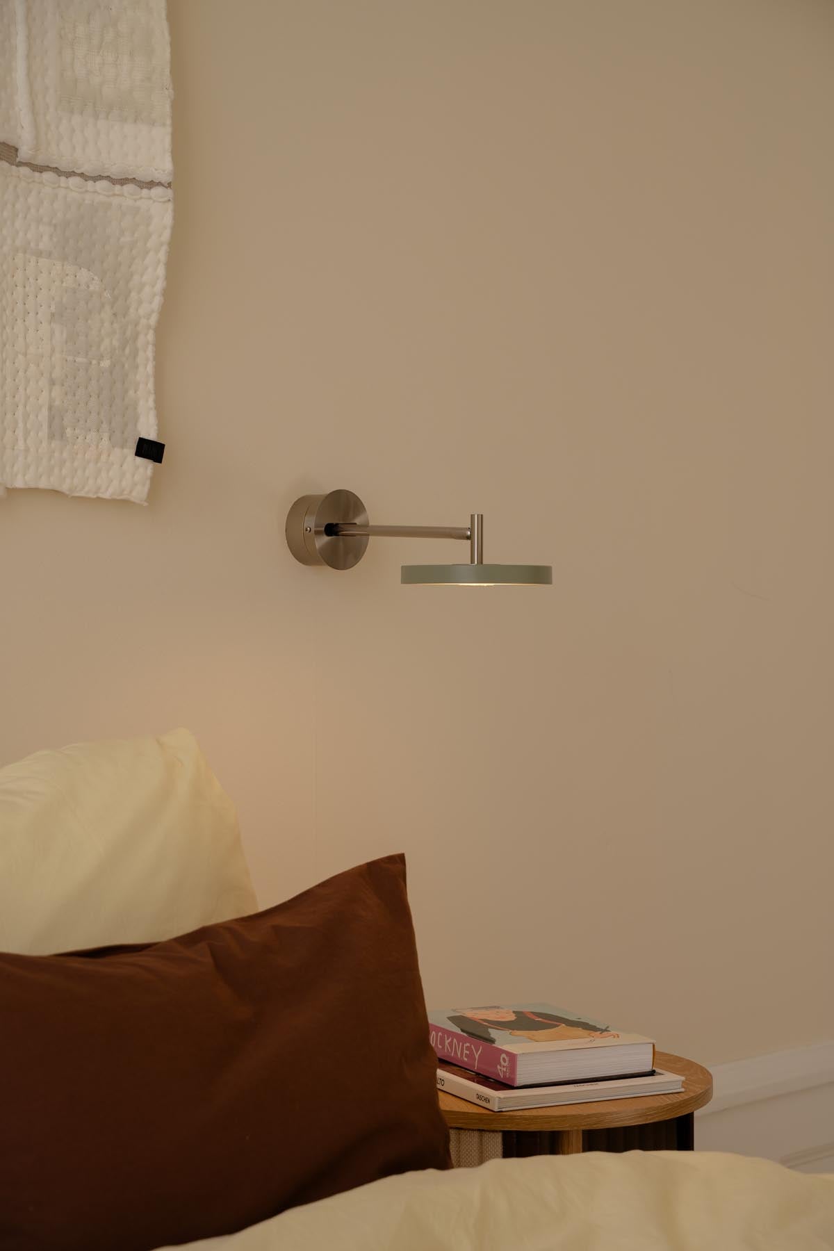 Asteria Wandleuchte long Hardwired in Nuance Olive präsentiert im Onlineshop von KAQTU Design AG. Wandleuchte ist von Umage