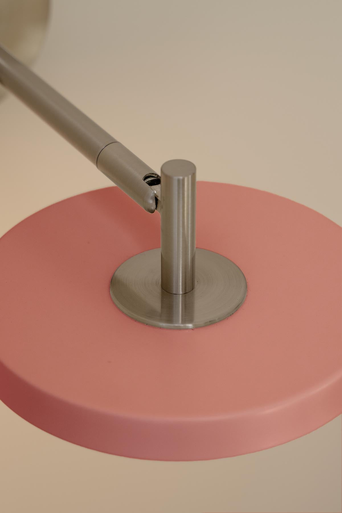 Stilvolle Asteria Wandleuchte long mit Kabel in zartem Rosé, perfekt für eine gemütliche Atmosphäre und zeitgemäße Einrichtung.