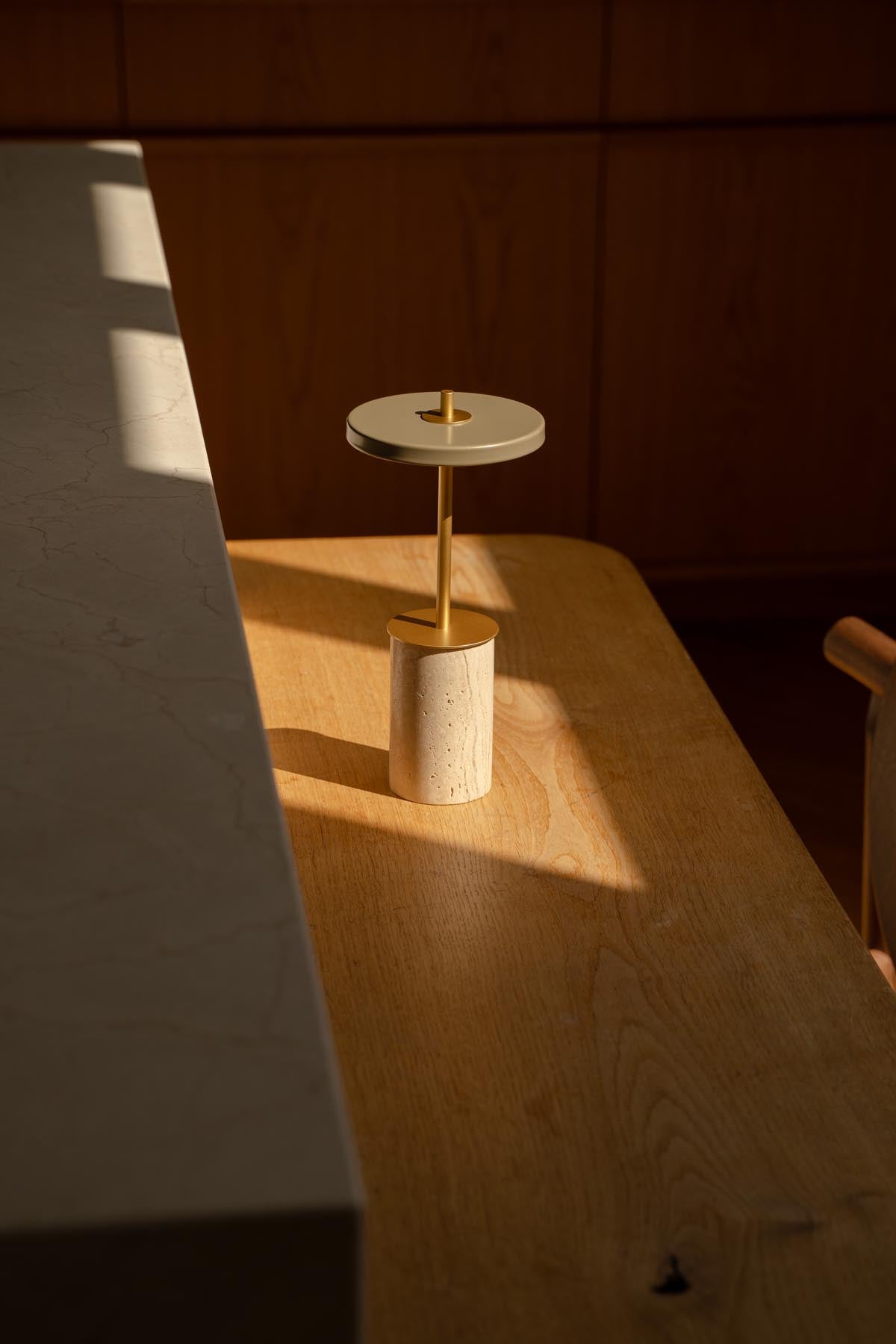 Elegante Asteria Move Mini Tischleuchte in stilvollem Design, ideal für stimmungsvolle Akzente in jedem Raum.
