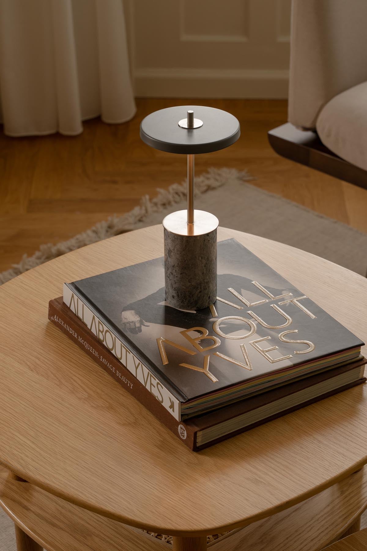 Moderne Asteria Move Mini Tischleuchte aus grauem Marmor und Stahl, perfekt für stimmungsvolle Beleuchtung und zeitgemäße Einrichtung.