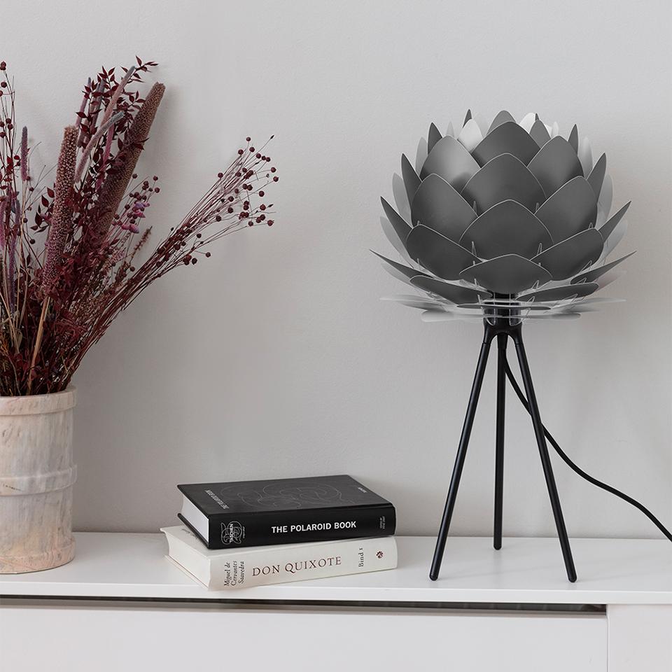 Eleganter Tisch Tripod Lampenständer in Schwarz von Umage, ideal für stilvolle Beleuchtung und moderne Inneneinrichtung.
