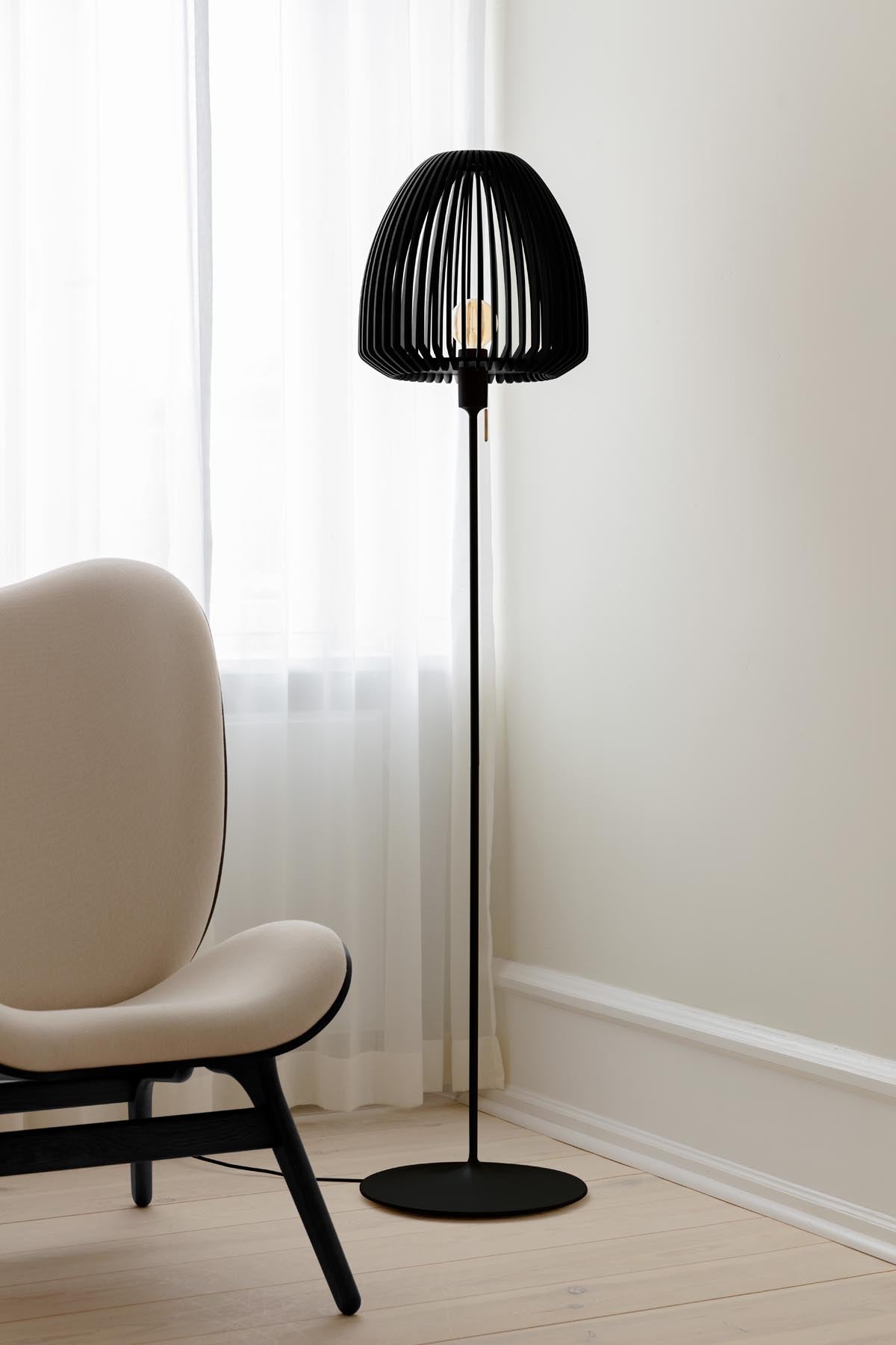 Elegante Santé Stehleuchte in Schwarz von Umage, ideal für stilvolle Beleuchtung in jedem Wohnraum.