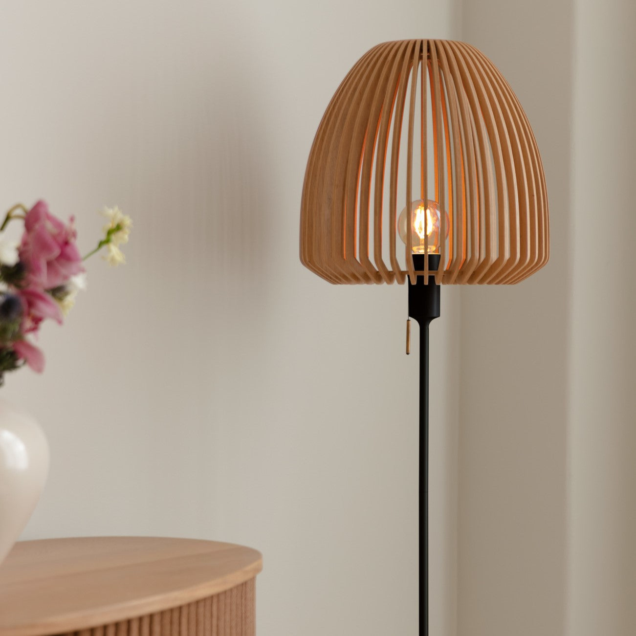 Moderne Santé Stehleuchte in Schwarz von Umage, perfekt für eine stilvolle Akzentbeleuchtung in Ihrem Zuhause.