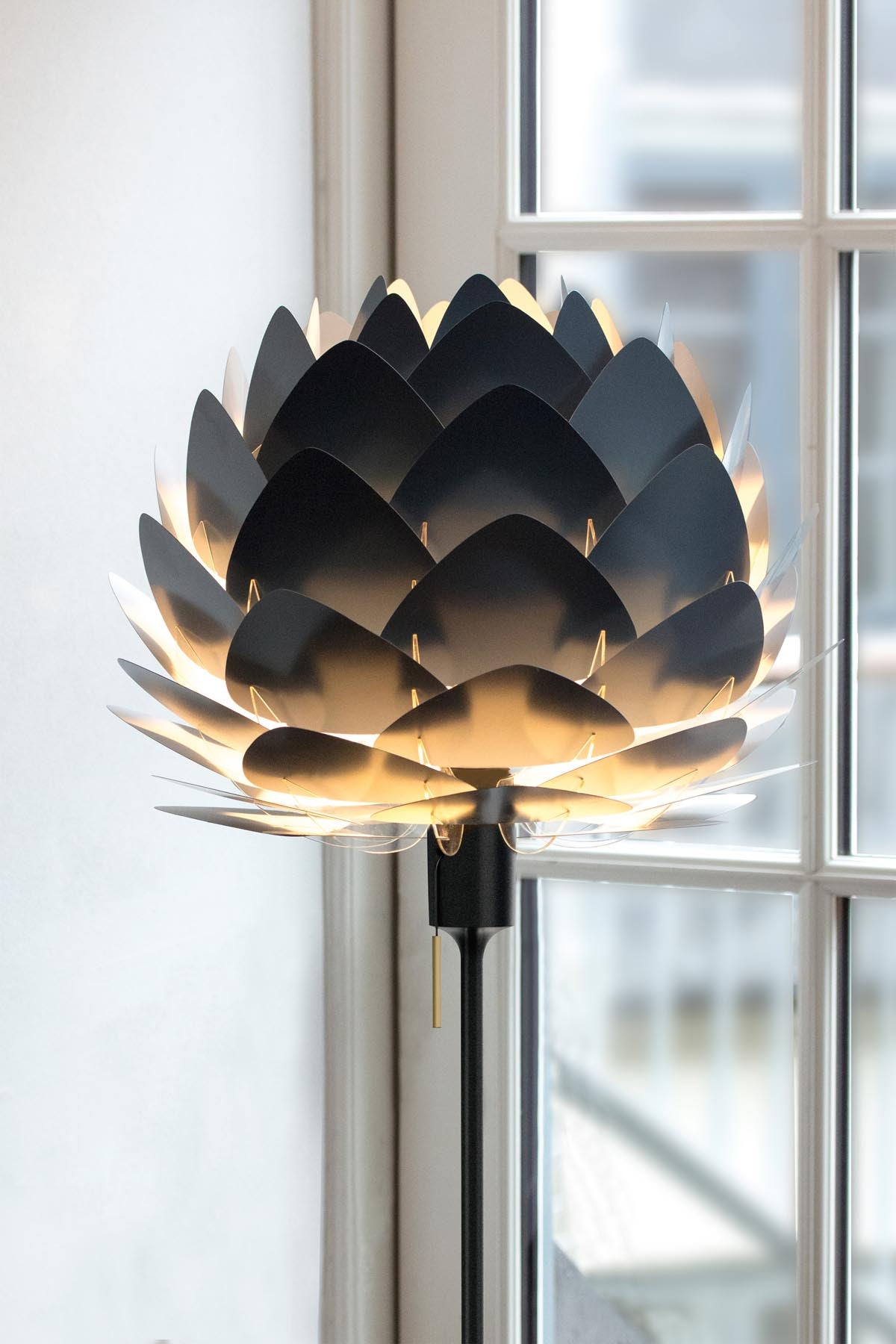 Moderne Santé Stehleuchte in Schwarz von Umage, perfekt für gemütliche Atmosphäre und geschmackvolle Raumgestaltung.