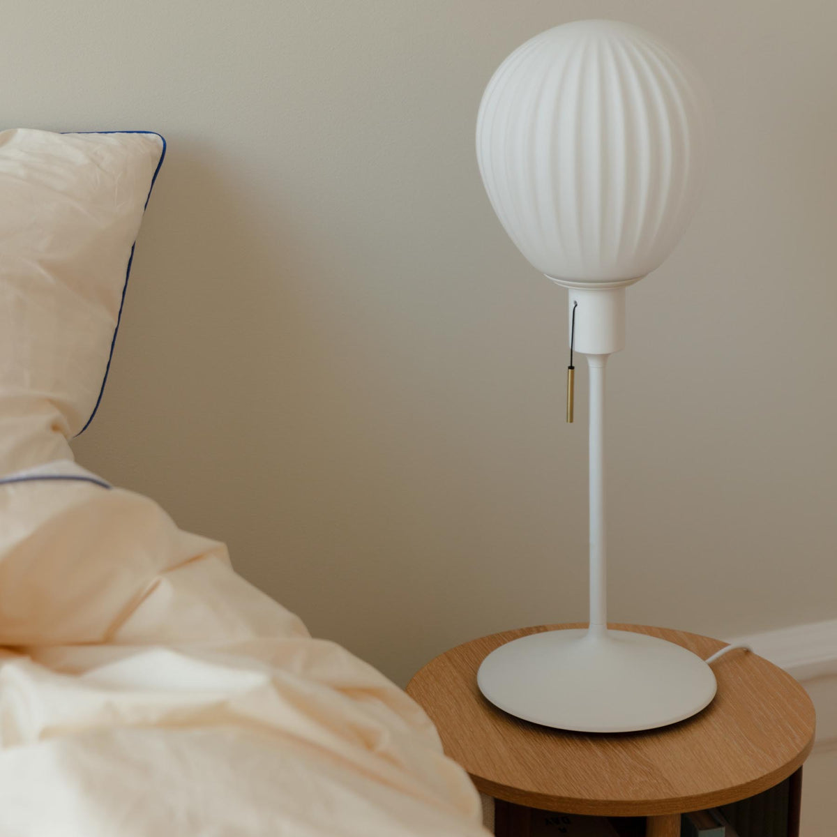 Santé Tischleuchte in White präsentiert im Onlineshop von KAQTU Design AG. Lampenständer ist von Umage