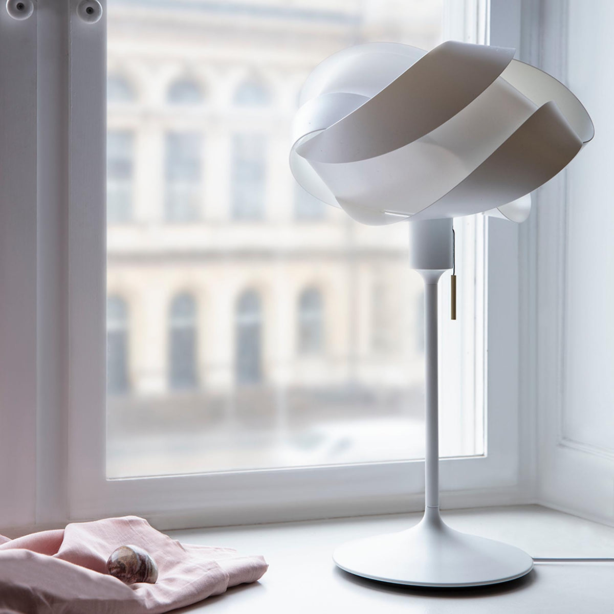 Santé Tischleuchte in White präsentiert im Onlineshop von KAQTU Design AG. Lampenständer ist von Umage