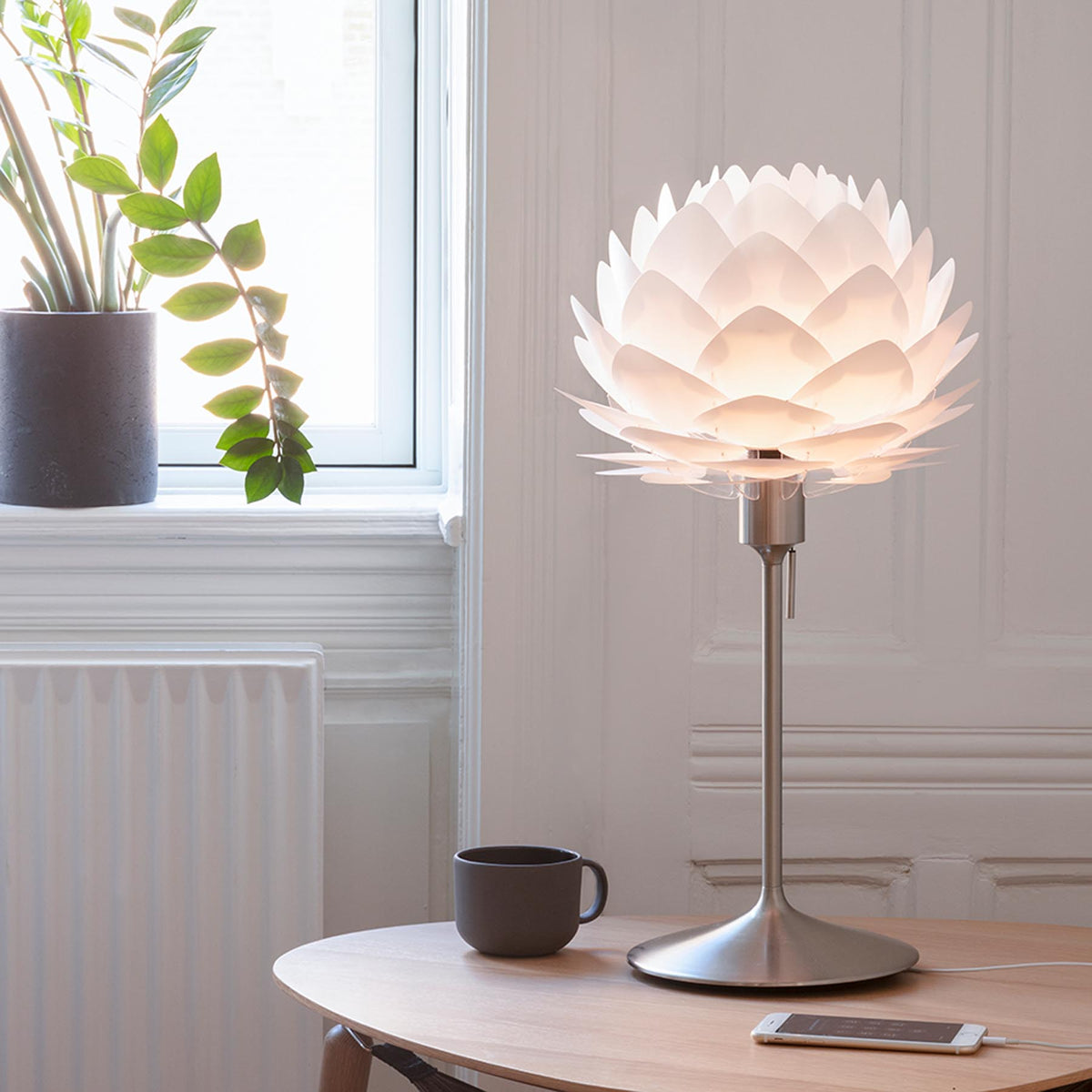 Santé Tischleuchte in Brushed Steel präsentiert im Onlineshop von KAQTU Design AG. Lampenständer ist von Umage