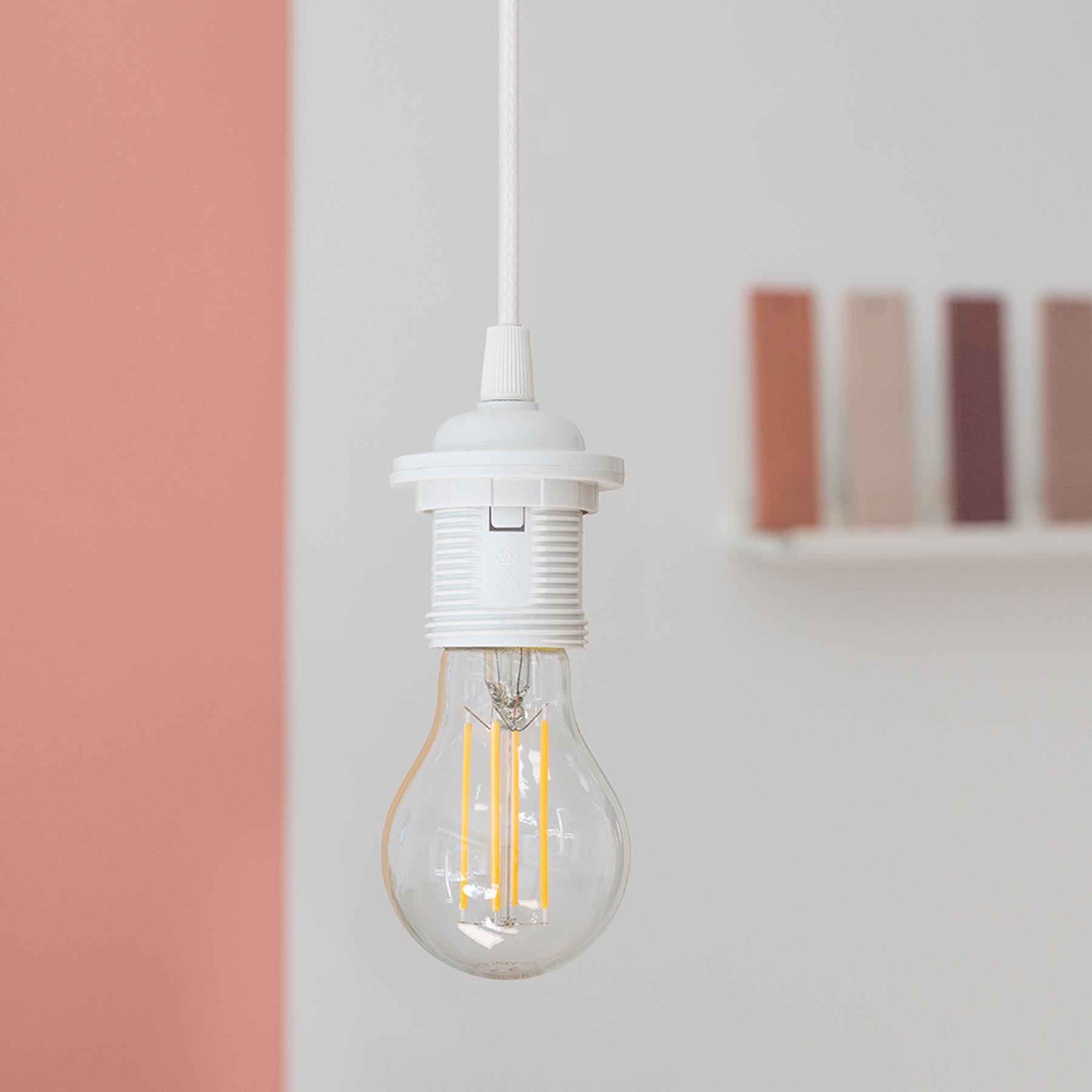 Stimmungsvolles Bild des Good Idea E27 Leuchtmittels von Umage, das modernes Design und warmes Licht vereint.
