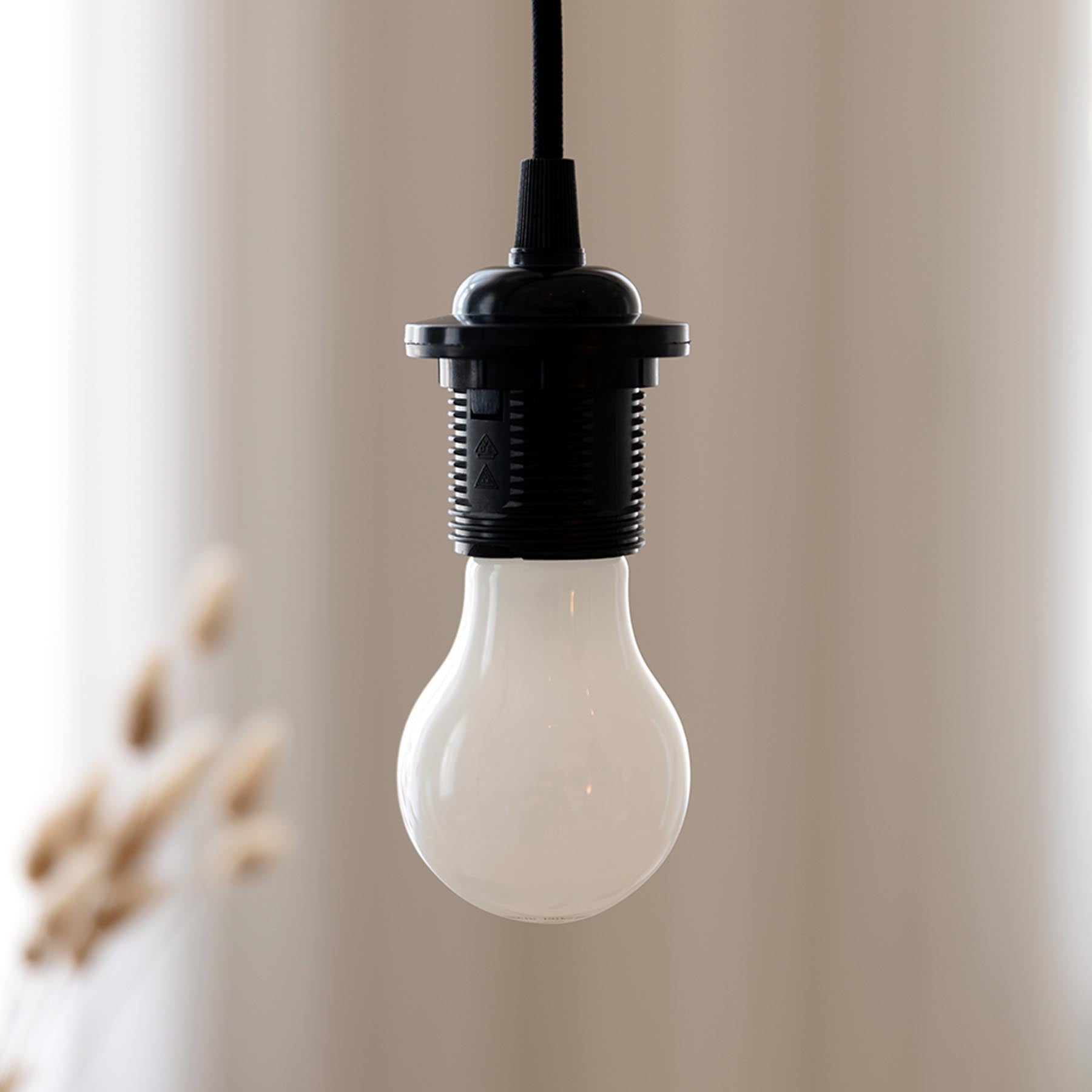 Elegantes E27 Leuchtmittel Classic Idea von Umage, ideal für stilvolle Beleuchtung in jedem Raum.