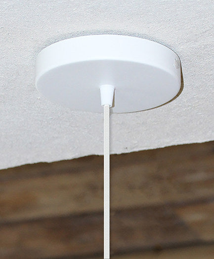 Rosette in White präsentiert im Onlineshop von KAQTU Design AG. Kabel / Lampenfassung ist von Umage