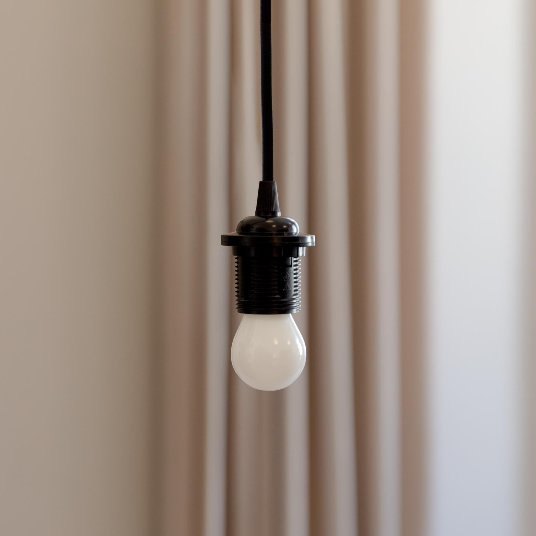 Elegantes E27 Leuchtmittel Petite Idea von Umage, ideal für stilvolle Beleuchtung in modernen Wohnräumen.