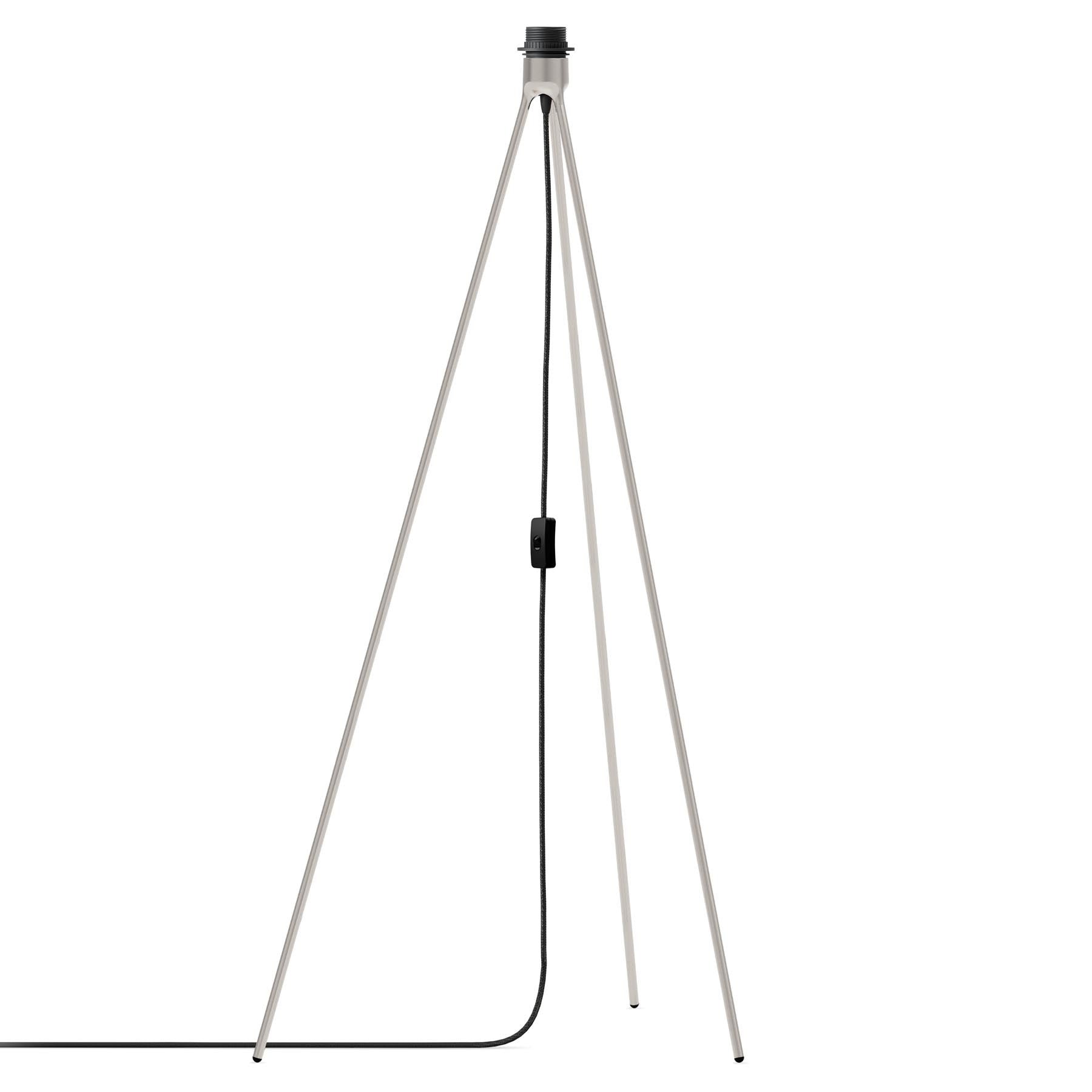 Moderner Tripod Lampenständer mit 3m Kabel aus gebürstetem Stahl, perfekt für kreative Lichtgestaltungen und zeitgemäße Inneneinrichtungen von Umage.