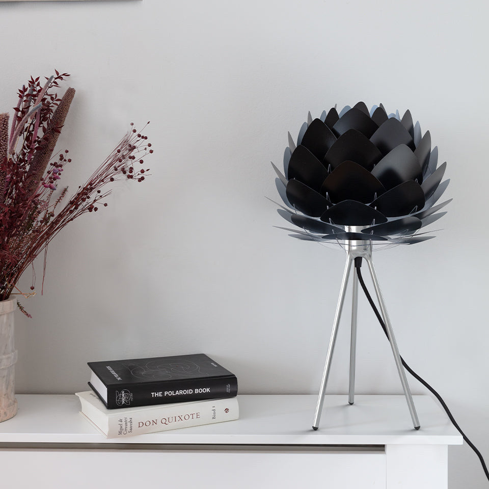 Tisch Tripod in Brushed Steel präsentiert im Onlineshop von KAQTU Design AG. Lampenständer ist von Umage
