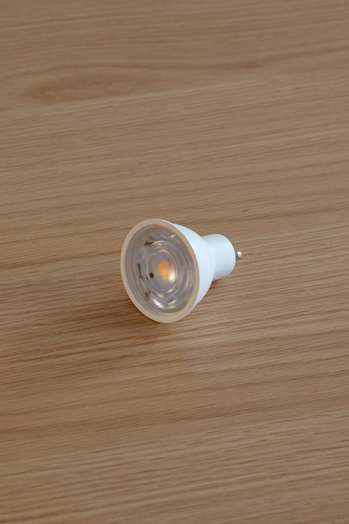 Elegantes GU10 Leuchtmittel von Umage, ideal für stimmungsvolle Beleuchtung in modernen Wohnräumen.