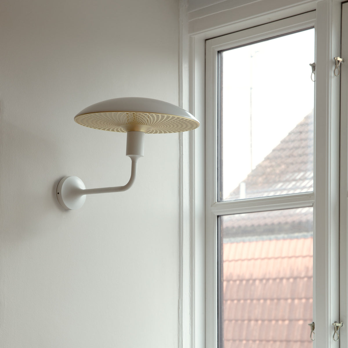 Santé Wandleuchte in White präsentiert im Onlineshop von KAQTU Design AG. Wandleuchte ist von Umage