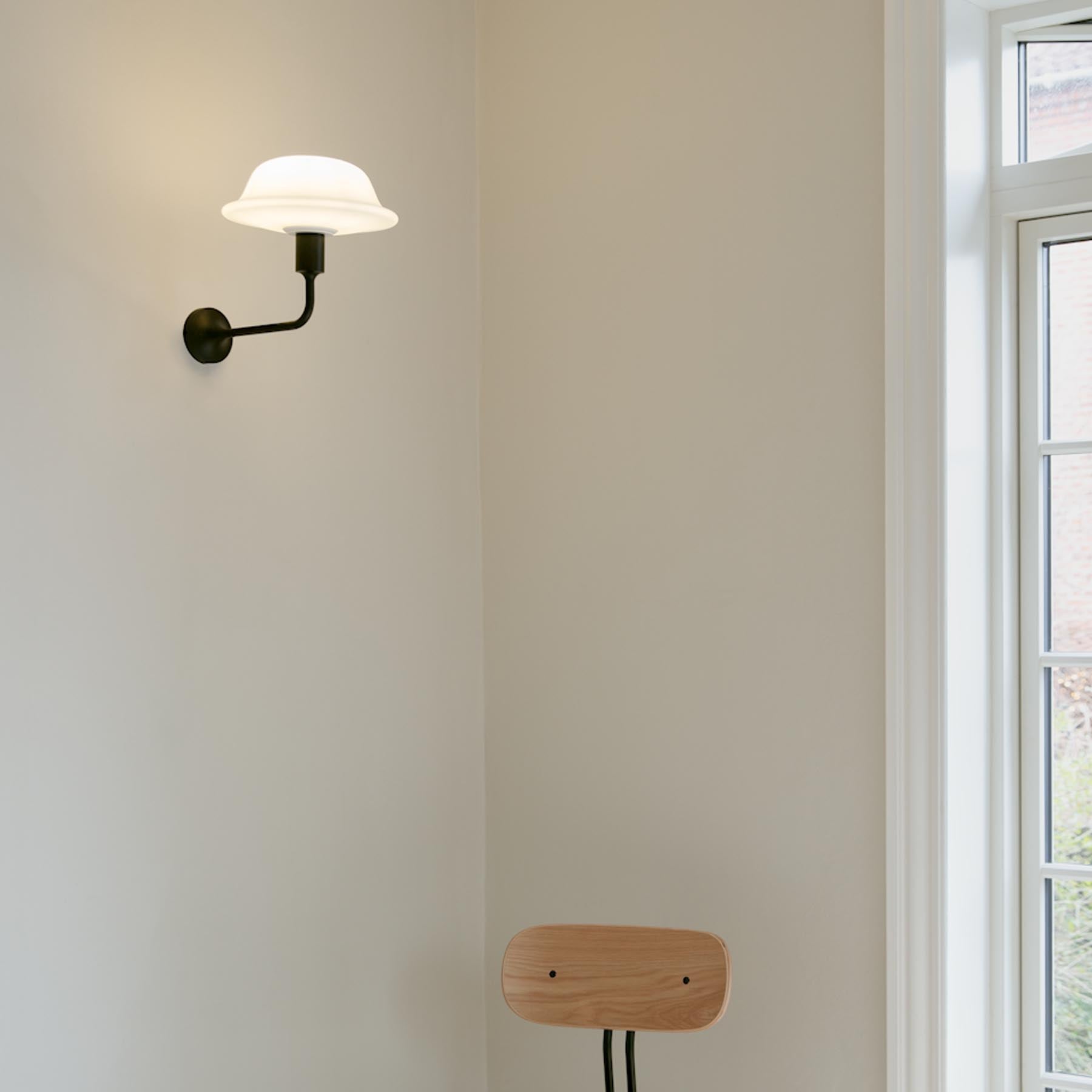 Elegante Santé Wandleuchte in Schwarz von Umage, ideal für stilvolle Akzente in jedem Raum. Perfekte Kombination aus Funktionalität und Design.