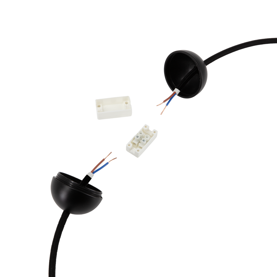 Eleganter schwarzer Cord Connector von Umage, ideal für stilvolle Lampen und individuelle Kabelanordnungen, vereint Ästhetik und praktische Anwendung.