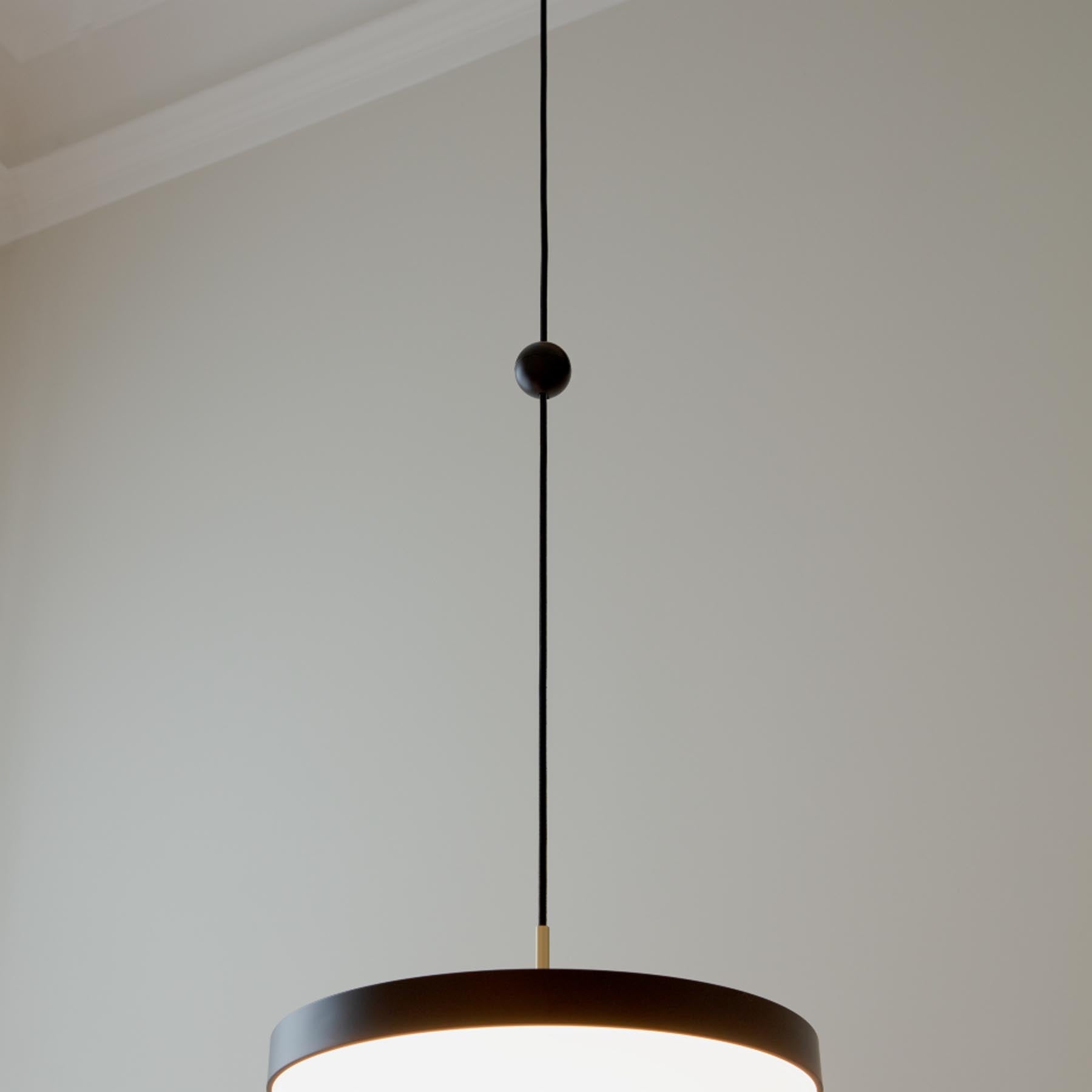 Eleganter Cord Connector in Schwarz von Umage, ideal für stilvolle Lampenfassungen und Kabeldesigns, präsentiert von KAQTU Design AG.