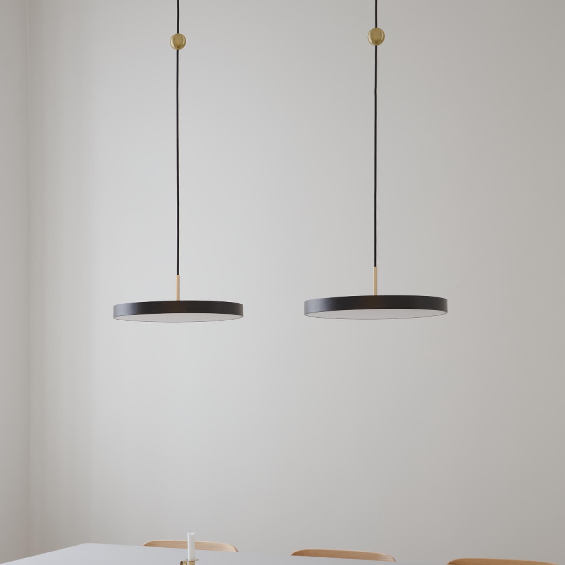 Stilvoller Cord Connector aus gebürstetem Messing von Umage, perfekt für moderne Lampen und kreative Lichtgestaltungen.