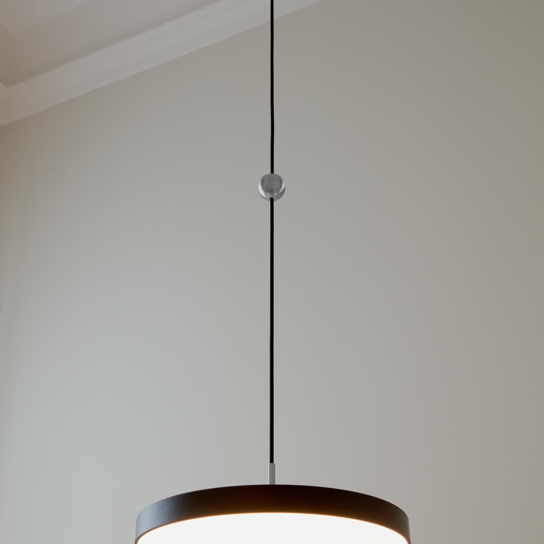Eleganter Cord Connector in gebürstetem Stahl von Umage, ideal für stilvolle Beleuchtungslösungen im modernen Wohnraum.