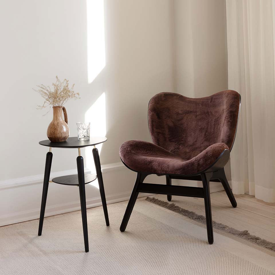 Eleganter A Conversation Piece Low Sessel in Teddy Brown, ideal für stilvolle Wohnräume und entspannte Gespräche mit Freunden.