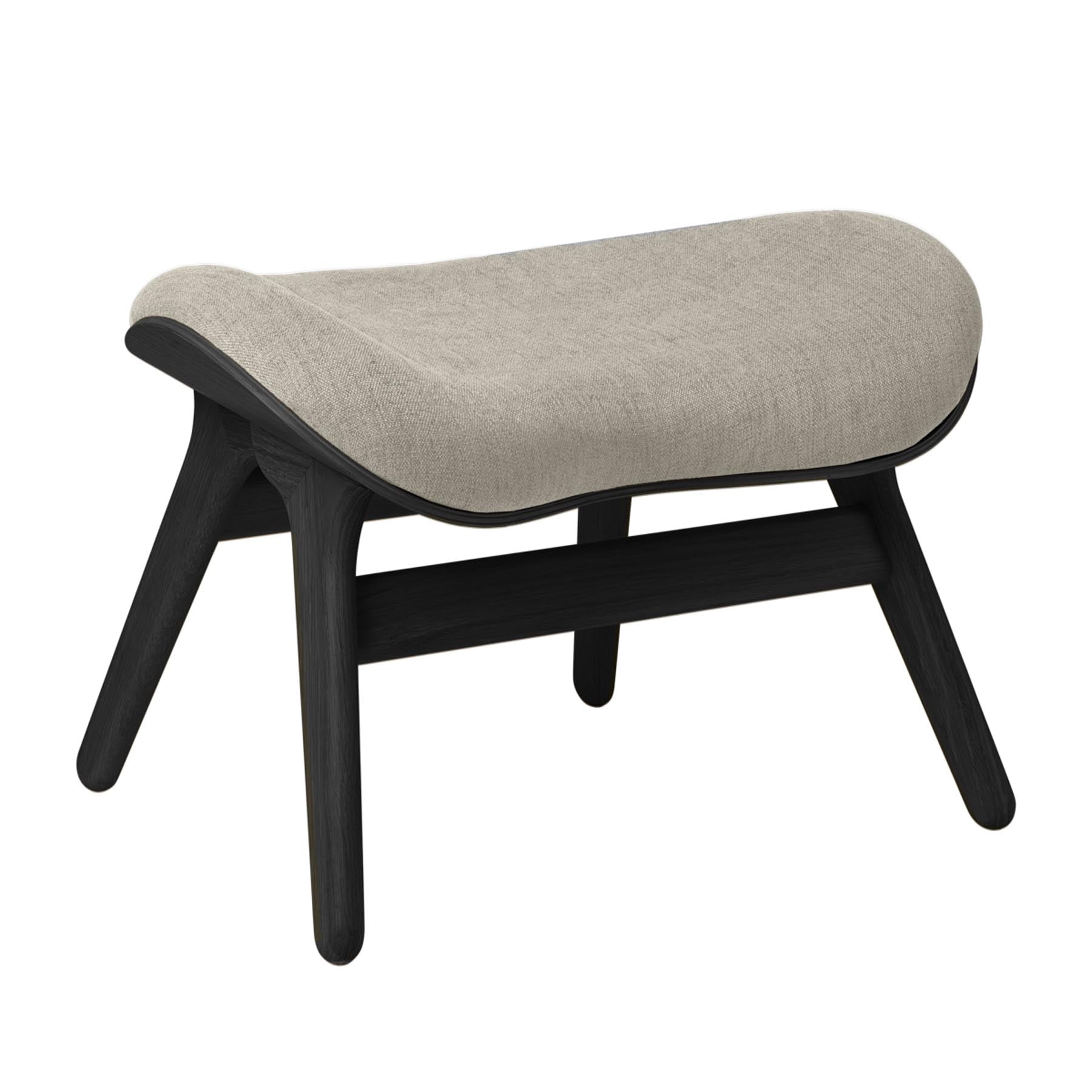 Eleganter Ottoman von Umage in sanften Erdtönen, ideal für entspannte Gespräche und als stilvolles Wohnaccessoire.