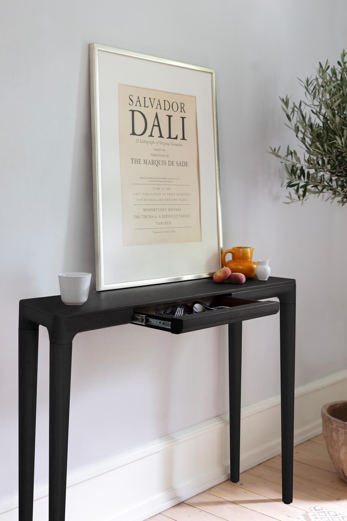 Eleganter Heart'n'Soul Konsolentisch in Black Oak, ideal für stilvolle Akzente im Wohnraum, präsentiert von Umage.