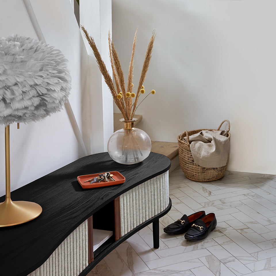 Elegante Audacious TV Bank von Umage, ideal für moderne Wohnzimmer, vereint Funktionalität mit ästhetischem Charme und bietet großzügigen Stauraum.