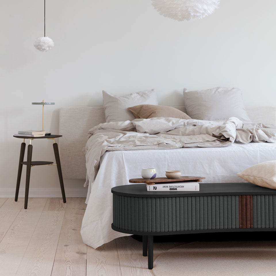 Elegante Audacious TV Bank von Umage in Shadow-Finish, ideal für stilvolle Wohnräume und zur praktischen Aufbewahrung von Unterhaltungselektronik.