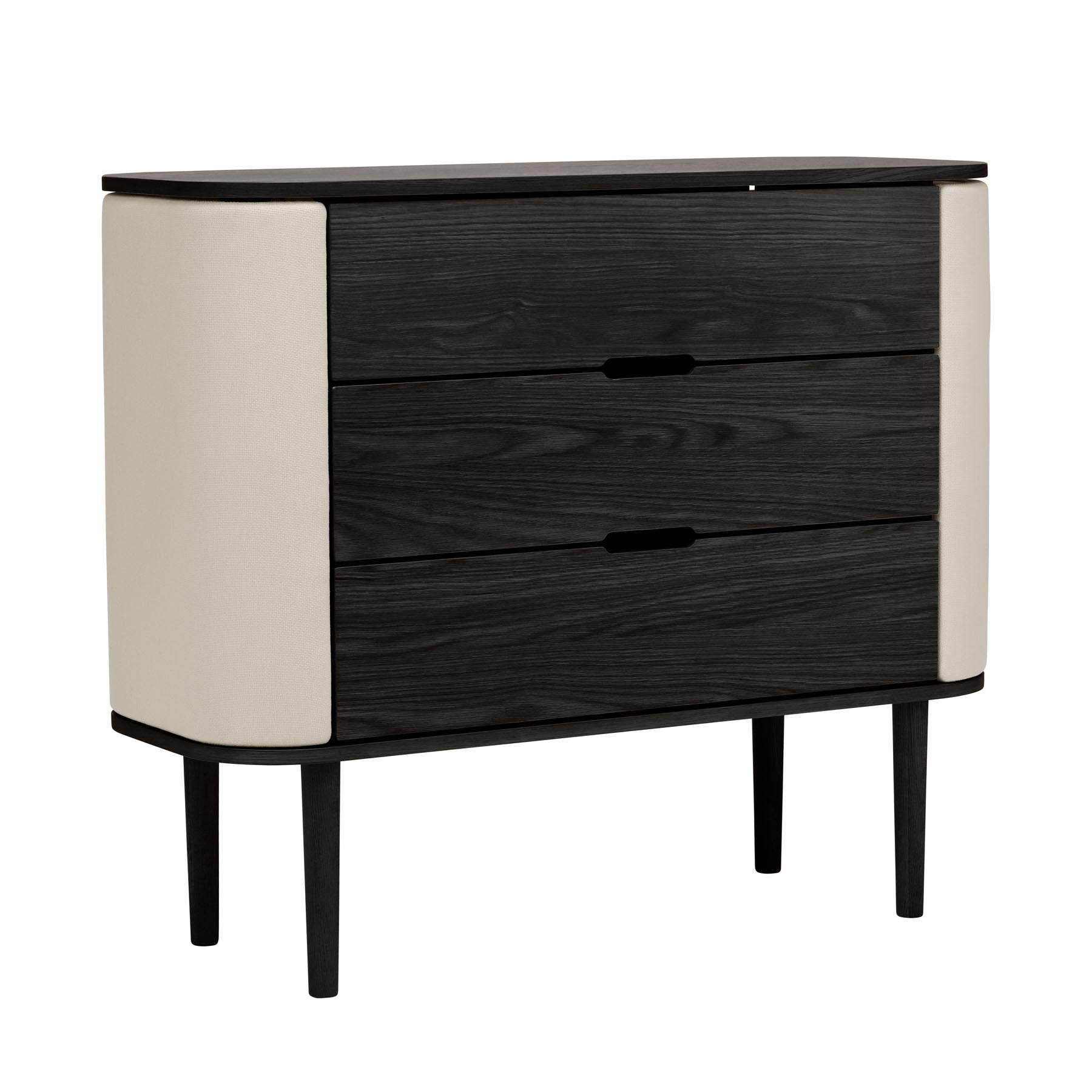 Moderne Treasures Dresser Kommode von Umage in sanften Weißtönen, perfekt für eine stilvolle und funktionale Einrichtung.