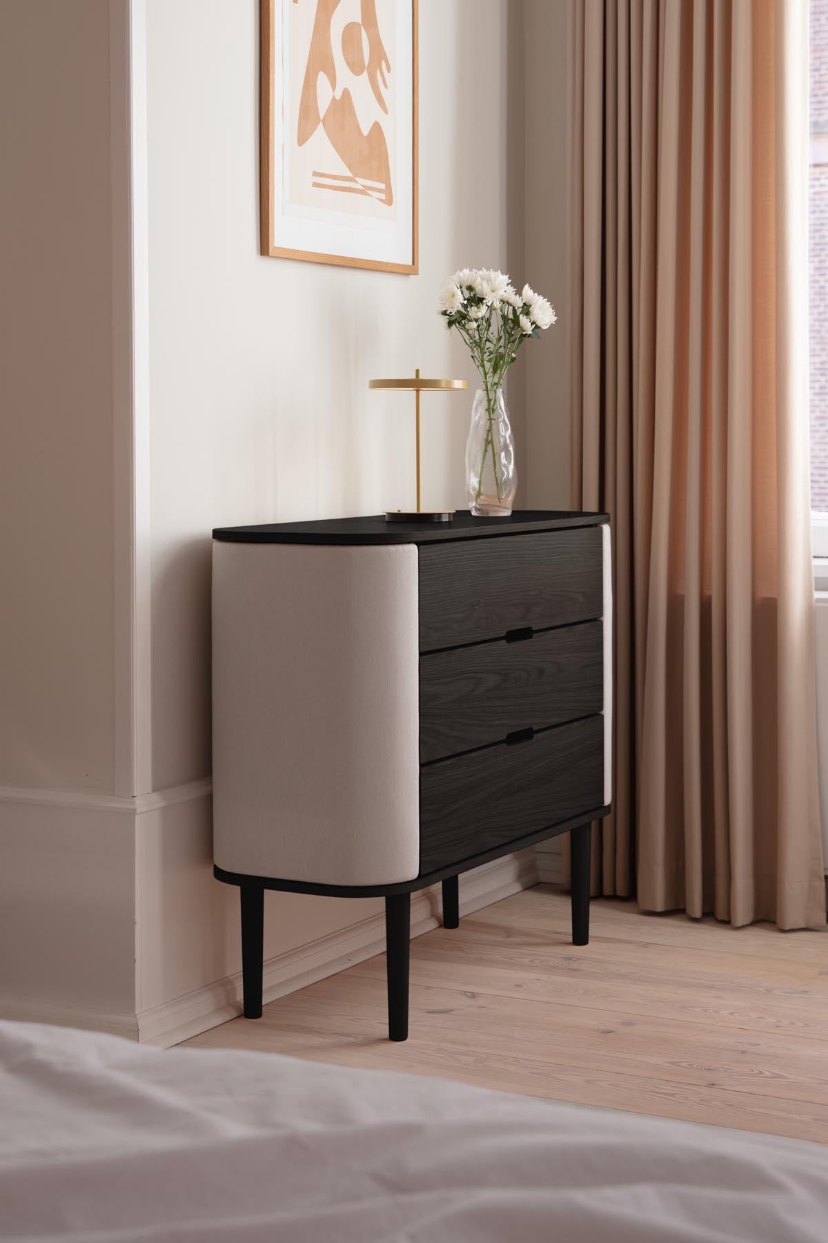 Elegante Treasures Dresser Kommode von Umage in sanften Weißtönen, ideal für ein harmonisches und modernes Wohnambiente.