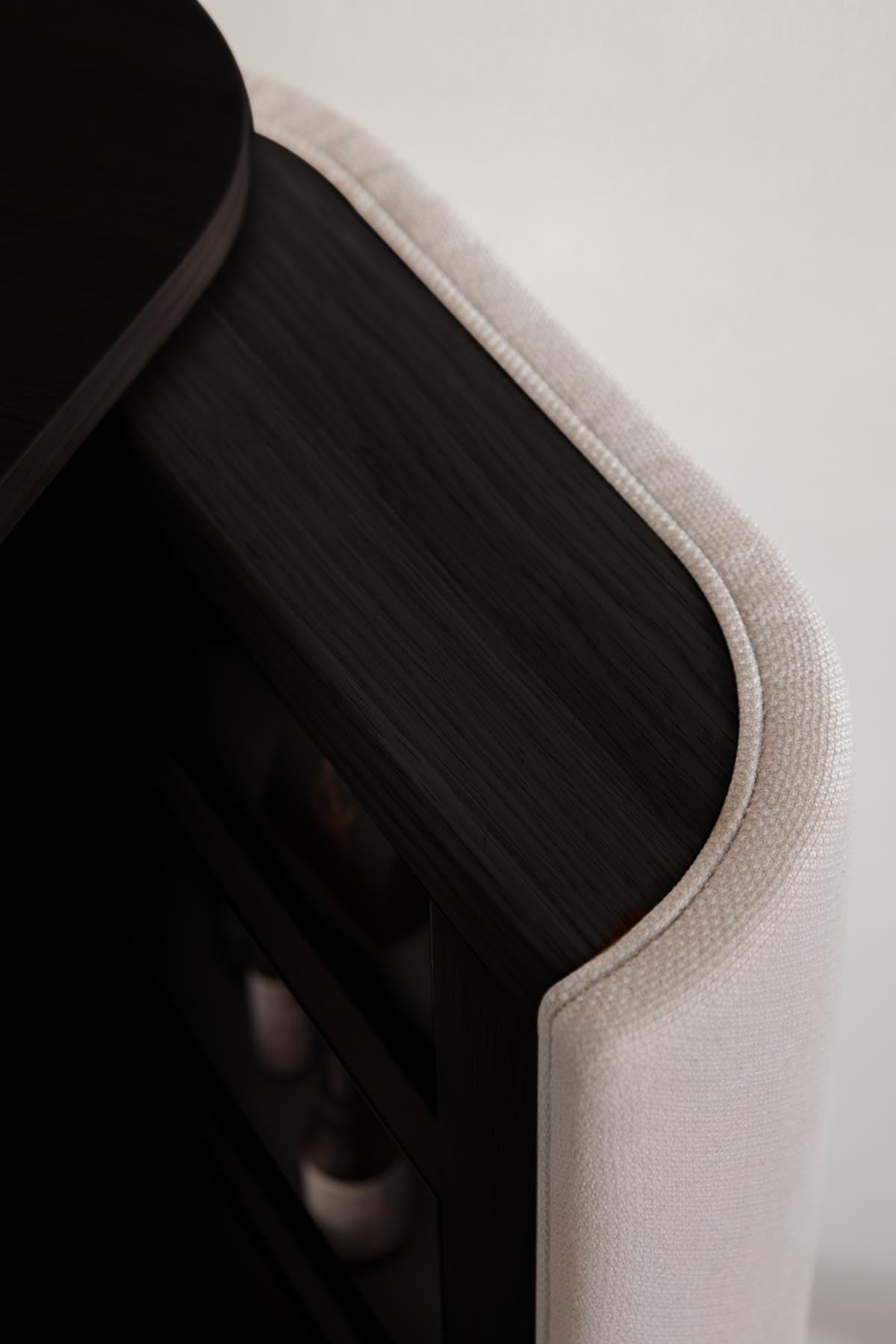 Stilvolle Treasures Dresser Kommode von Umage in sanften Weißtönen, perfekt für ein zeitgemäßes und einladendes Zuhause.
