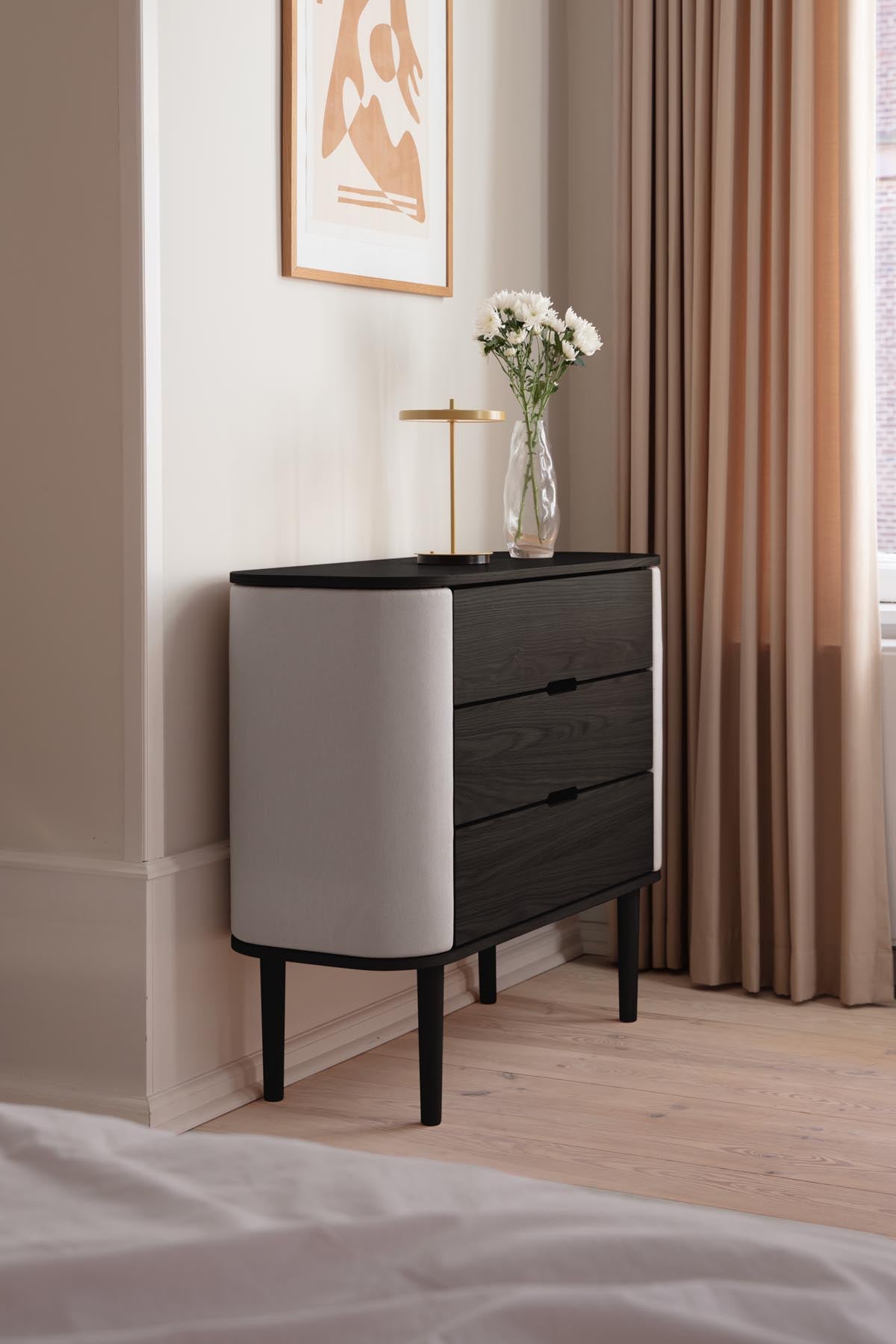 Elegante Treasures Dresser Kommode von Umage, die durch ihr zeitgemäßes Design und praktische Aufbewahrungslösungen besticht.