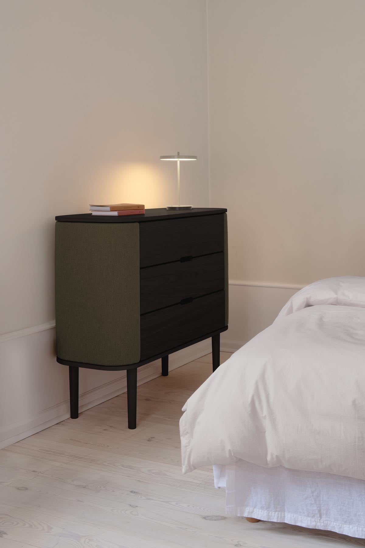 Elegante Treasures Dresser von Umage, die stilvolle Akzente setzt und durch ihre vielseitige Stauraumgestaltung besticht.