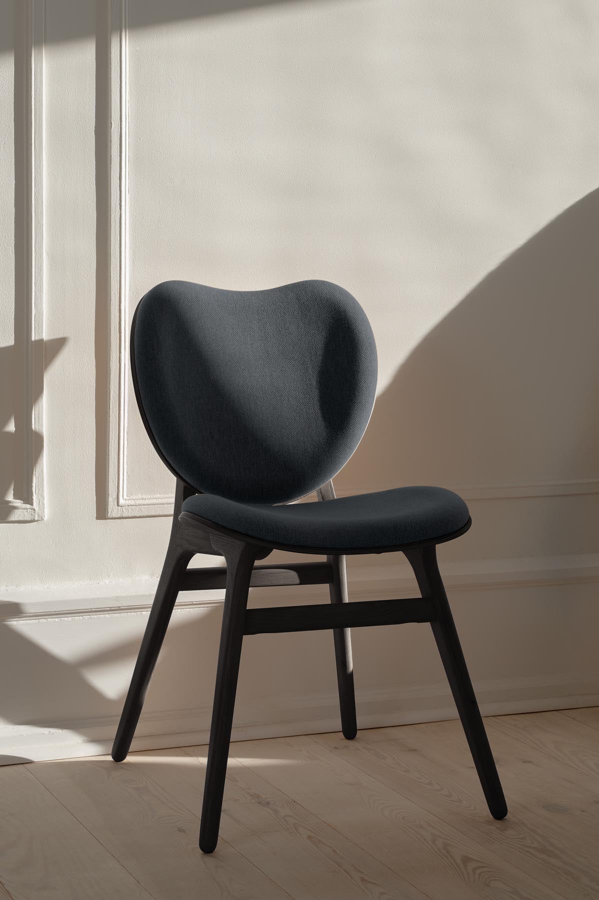 Moderner Esszimmerstuhl A Conversation Piece von Umage in edlem Shadow, perfekt für stilvolle Esszimmer und gesellige Runden.