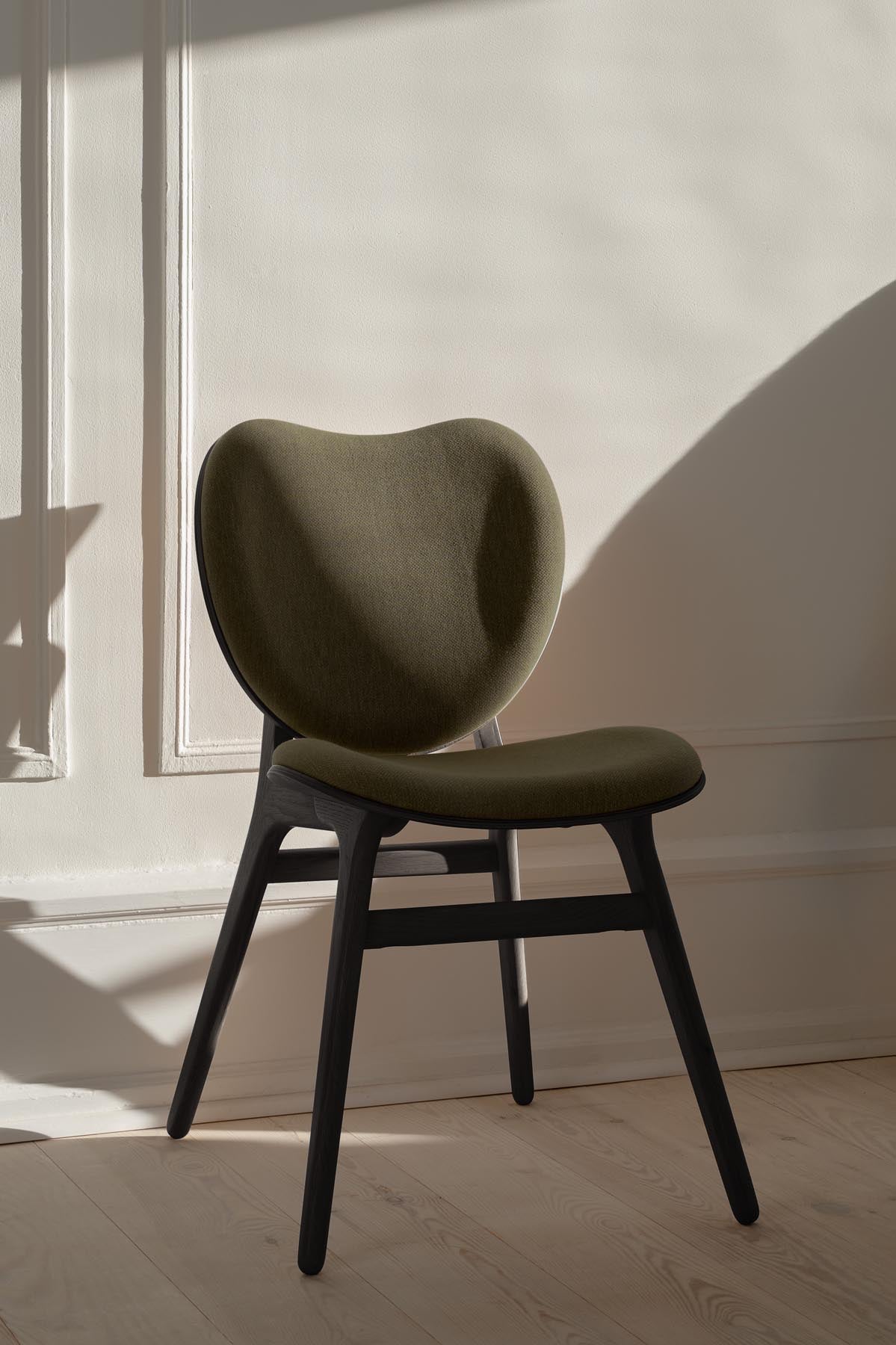 Eleganter Esszimmerstuhl A Conversation Piece von Umage in sanften Grüntönen, ideal für stilvolle und gemütliche Esszimmer.