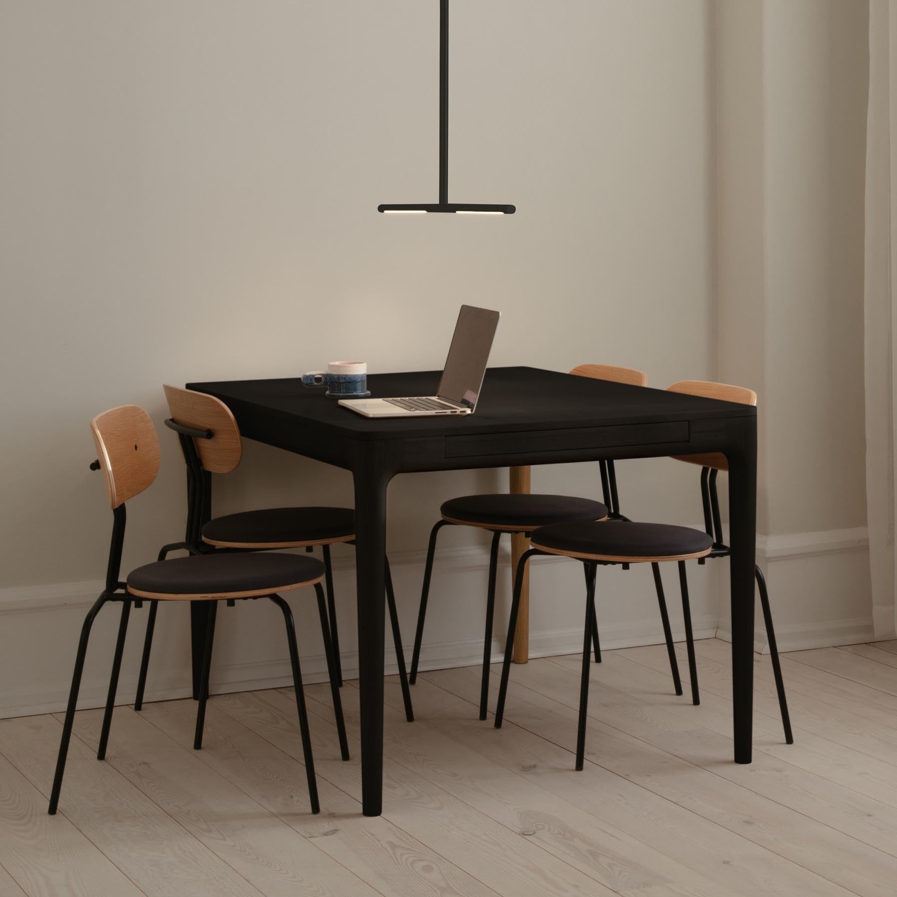 Eleganter Heart'n'Soul Esstisch in Black Oak von Umage, ideal für stilvolle Essbereiche und gesellige Zusammenkünfte.