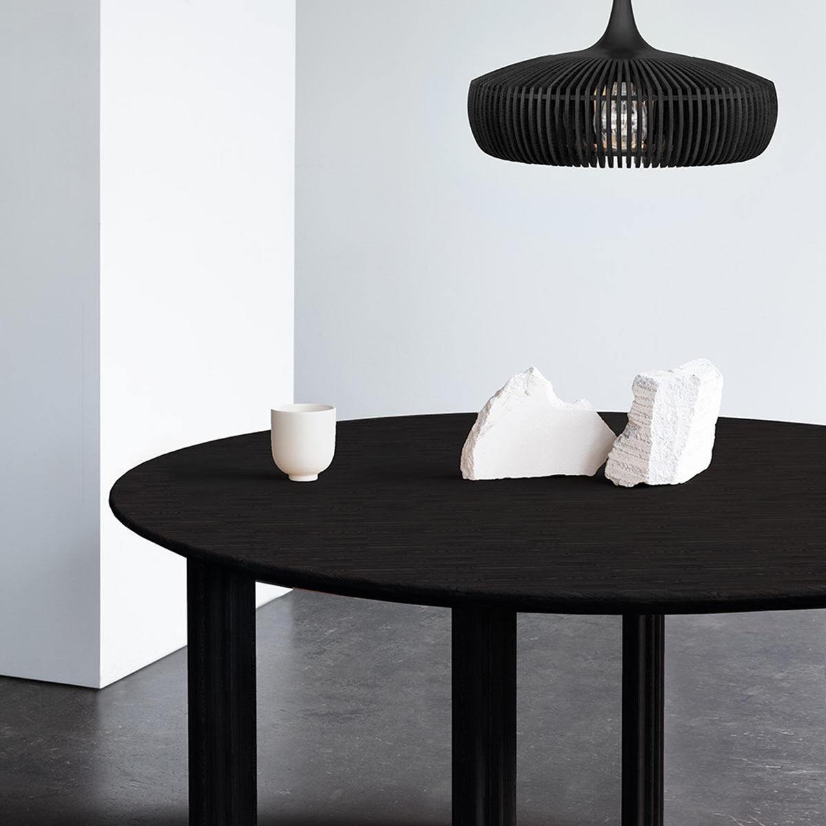 Comfort Circle Esstisch in Black Oak/Rippled präsentiert im Onlineshop von KAQTU Design AG. Esstisch ist von Umage